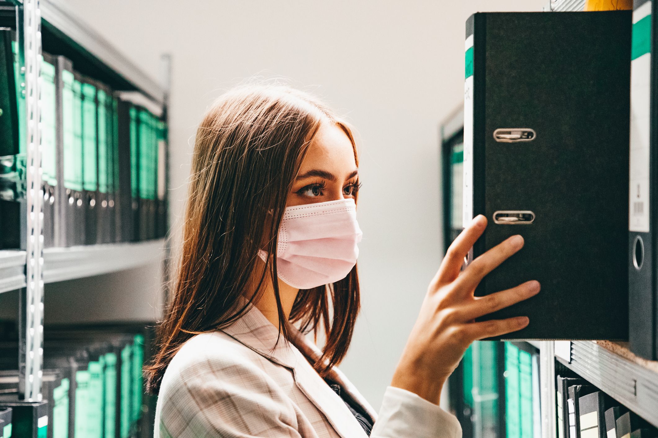 Am Arbeitsplatz gelten derzeit verschärfte Corona-Regeln. (Symbolbild)