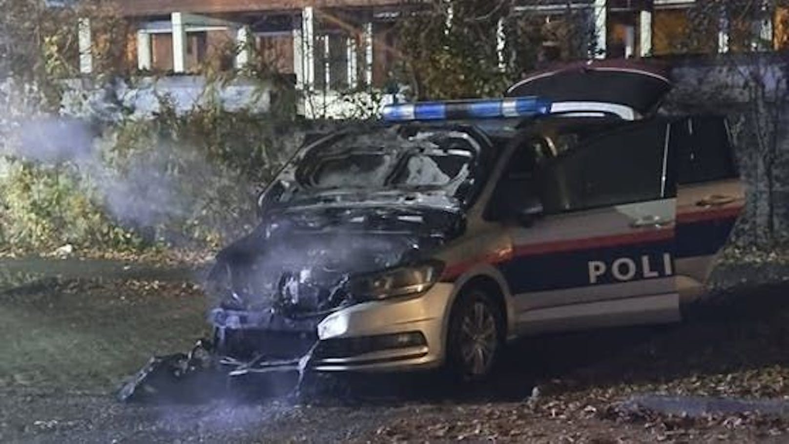 In Linz-Ebelsberg wurde Mitte Februar dieses Polizeiauto angezündet.