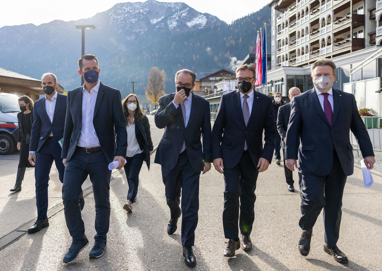 Wolfgang Mückstein (Grüne), Alexander Schallenberg (ÖVP), Günther Platter (ÖVP), Michael Ludwig (SPÖ) auf dem Weg zur Pressekonferenz 