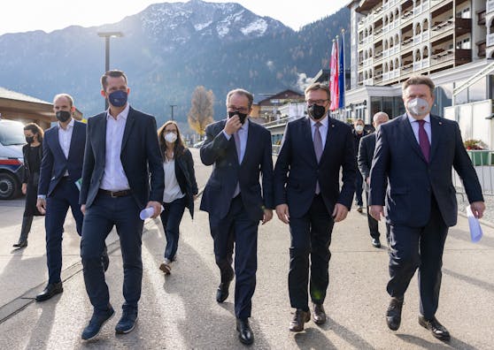 Wolfgang Mückstein (Grüne), Alexander Schallenberg (ÖVP), Günther Platter (ÖVP), Michael Ludwig (SPÖ) auf dem Weg zur Pressekonferenz