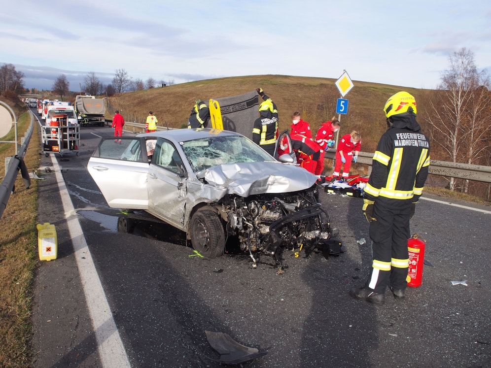 Zwei Pkw und ein Lkw waren in den Unfall verwickelt.