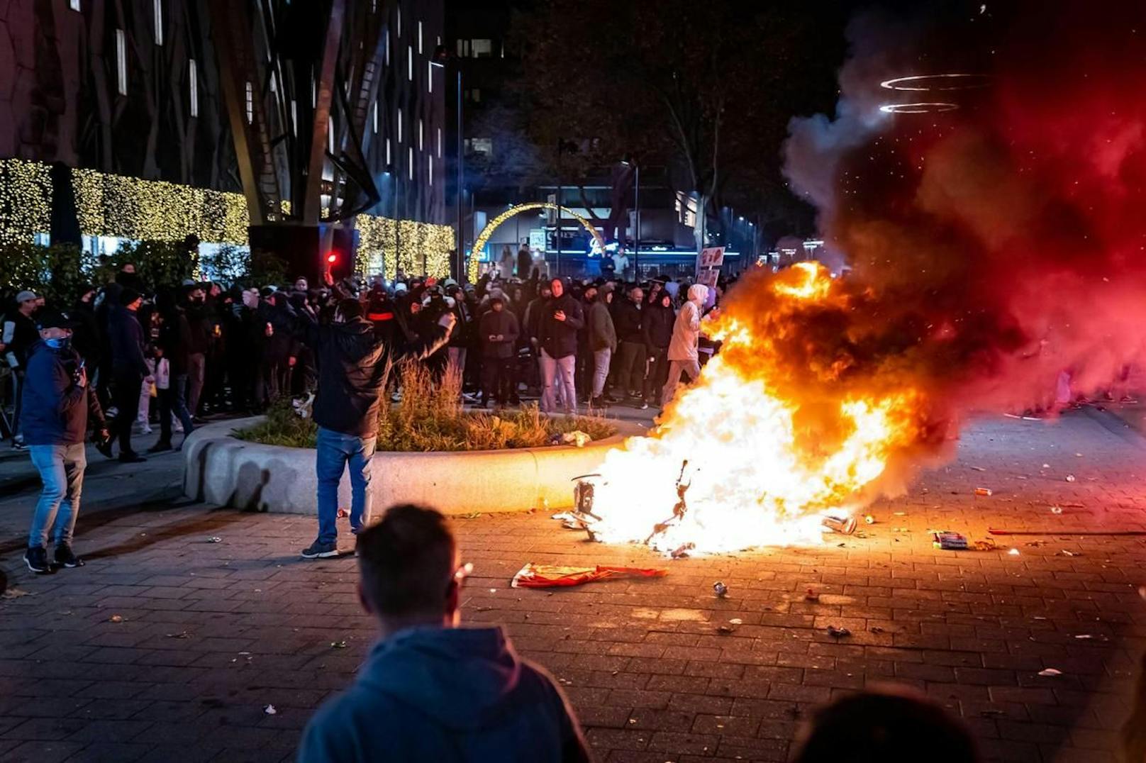 Freitagabend: Demonstrierende stecken Autos in Brand. Der Protest in Rotterdam eskaliert.