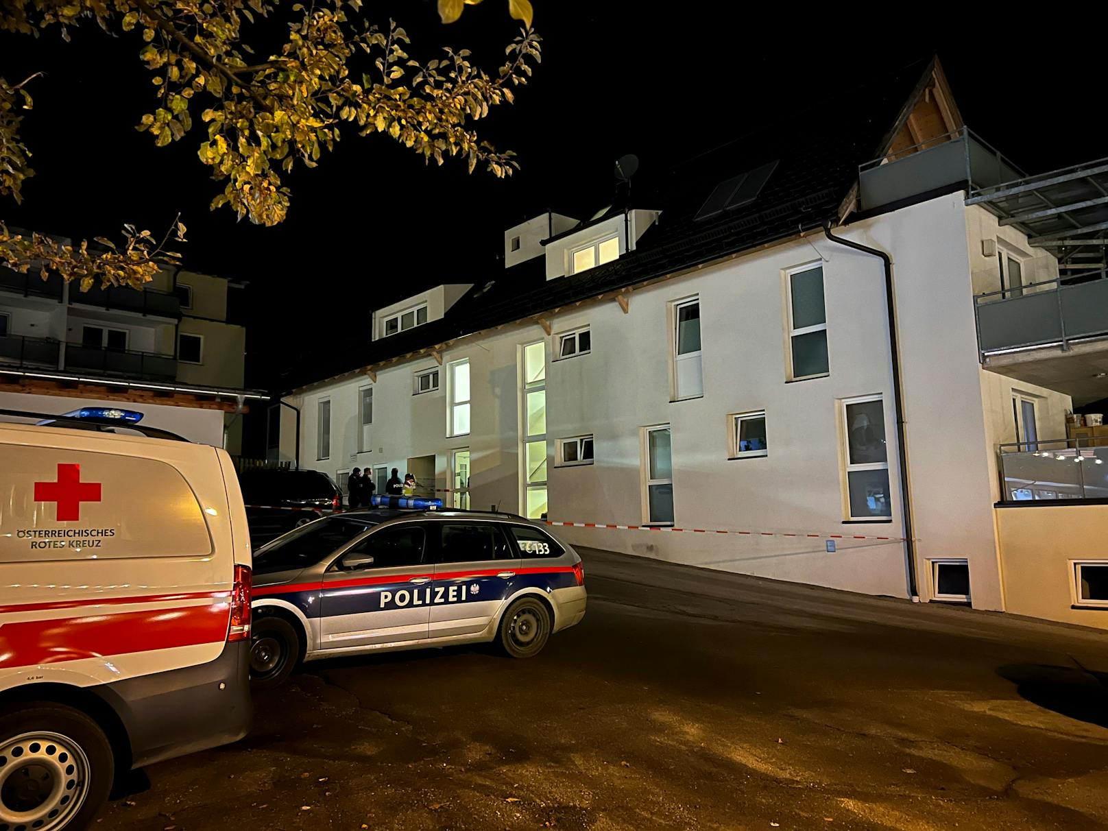 Polizei, Spurensicherung und Sanitäter am Tatort in Neustift.