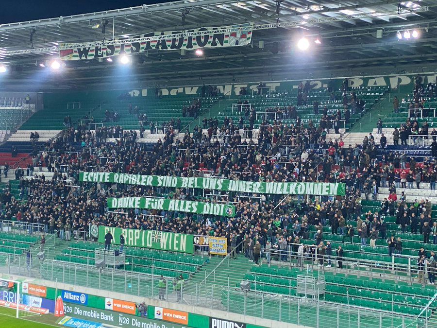 Die Rapid-Fans verabschieden sich von Didi Kühbauer. 