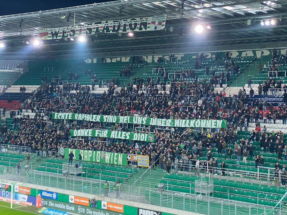 Die Rapid-Fans verabschieden sich von Didi Kühbauer. 