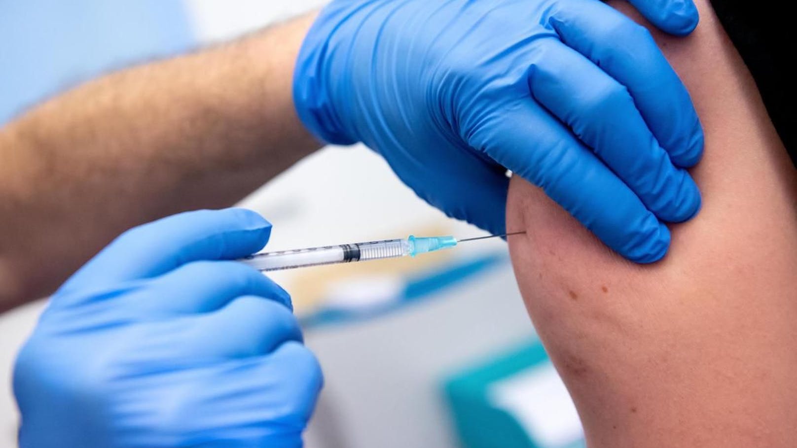 Mit 15. März werden Impfverweigerer zur Kasse gebeten.