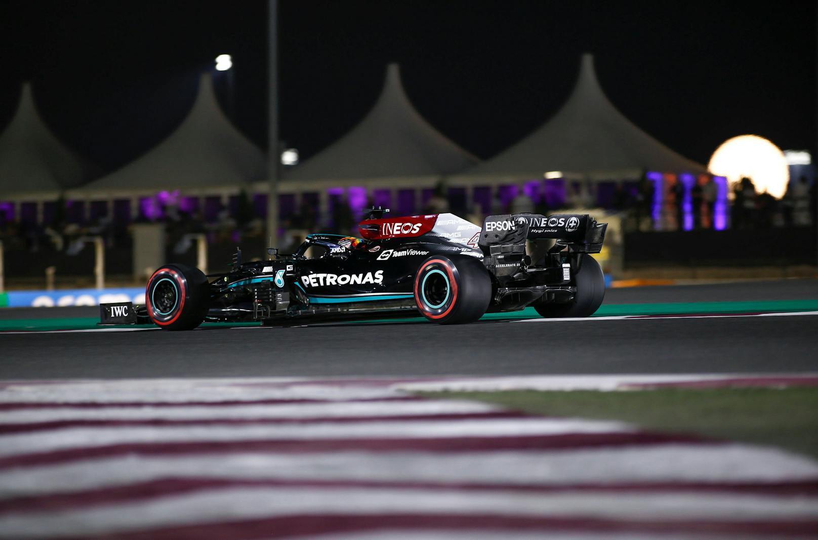 Lewis Hamilton fährt auch bei der Premiere in Katar zum Sieg. Dieses Mal ist es ein ungefährdeter Start-Ziel-Triumph vor Verstappen. Der WM-Vorsprung des Niederländers schmilzt zwei Rennen vor Saisonende auf acht Punkte.