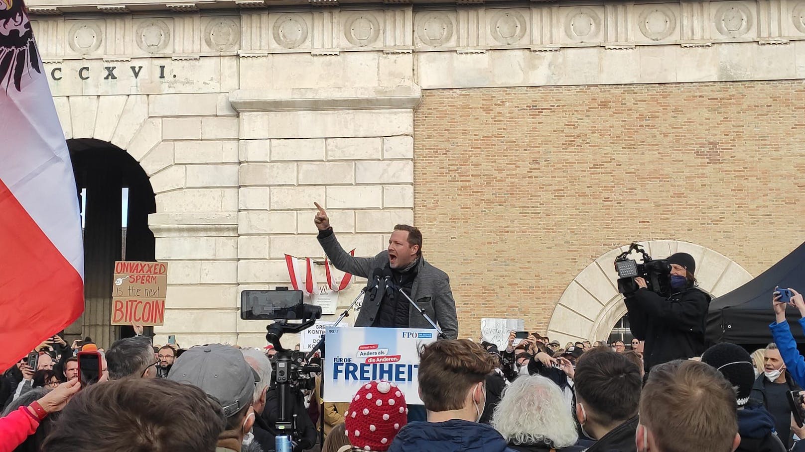 "Ich bin lieber bei euch auf der Straße als im Parlament. Ich bin ungeimpft und lasse mir diese Nadel nicht hineintreiben", so FPÖ-Generalsekretär Michael Schnedlitz. "Ich bin lieber Aluhutträger als Mitglied dieser Regierung."