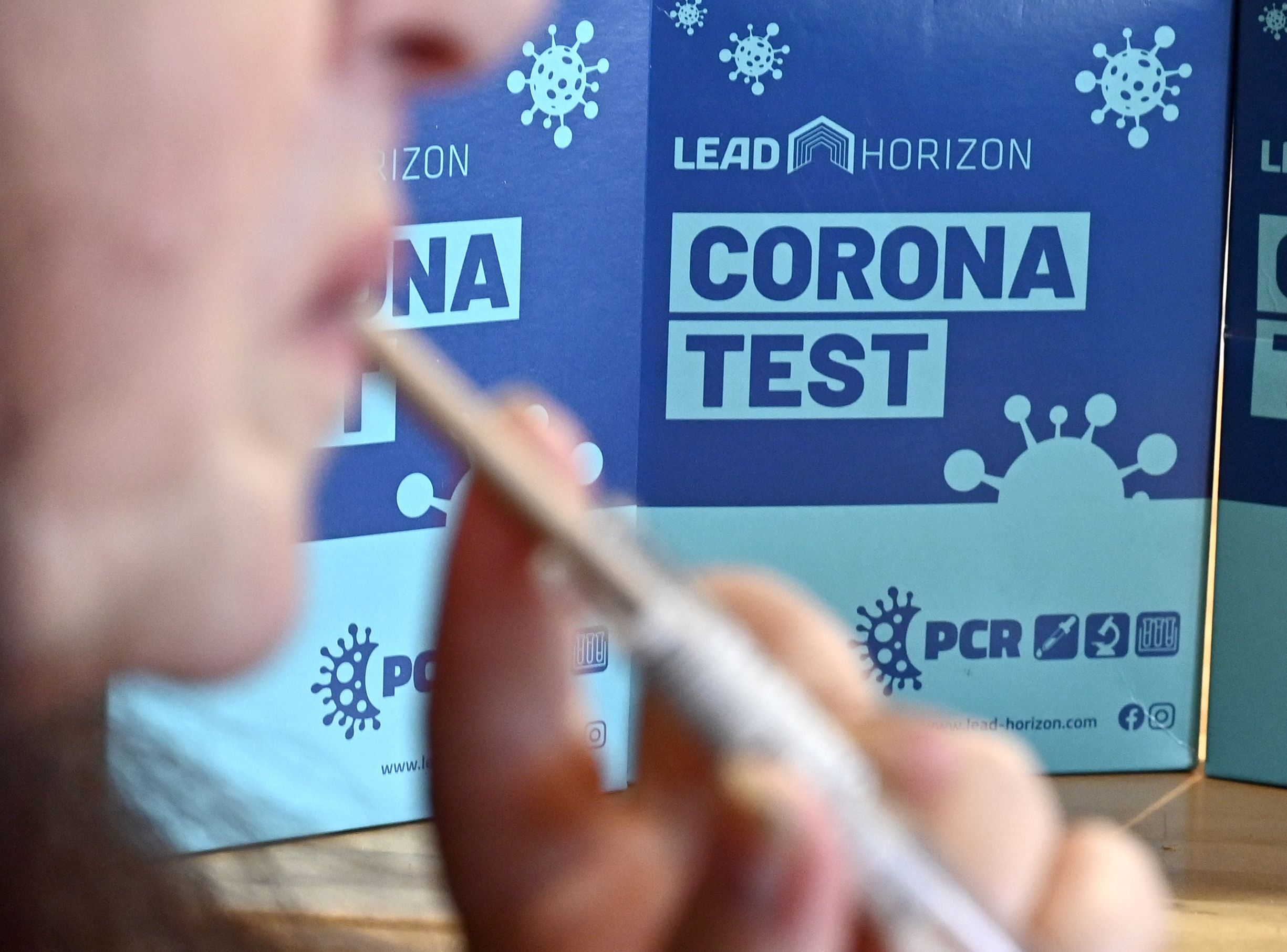 Download von www.picturedesk.com am 20.11.2021 (15:53).  ABD0017_20211118 - WIEN - ÖSTERREICH: ++THEMENBILD++ Corona: PCR-Gurgeltest, - Alles gurgelt - aufgenommen am Donnerstag 18. November 2021 in Wien. - FOTO: APA/HANS PUNZ - 20211118_PD1428 - Rechteinfo: Rights Managed (RM)