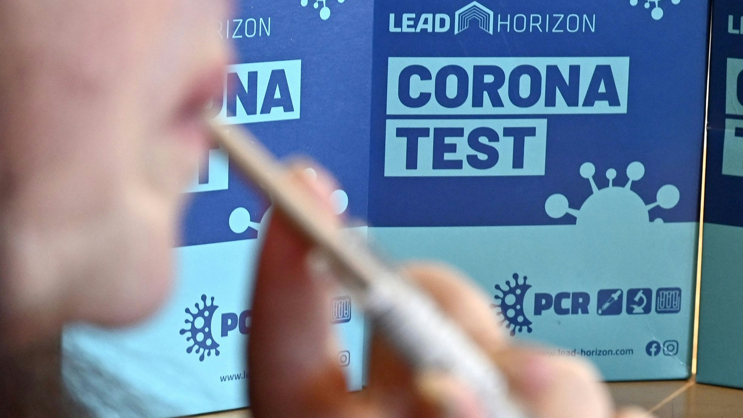 Download von www.picturedesk.com am 20.11.2021 (15:53).  ABD0017_20211118 - WIEN - ÖSTERREICH: ++THEMENBILD++ Corona: PCR-Gurgeltest, - Alles gurgelt - aufgenommen am Donnerstag 18. November 2021 in Wien. - FOTO: APA/HANS PUNZ - 20211118_PD1428 - Rechteinfo: Rights Managed (RM)