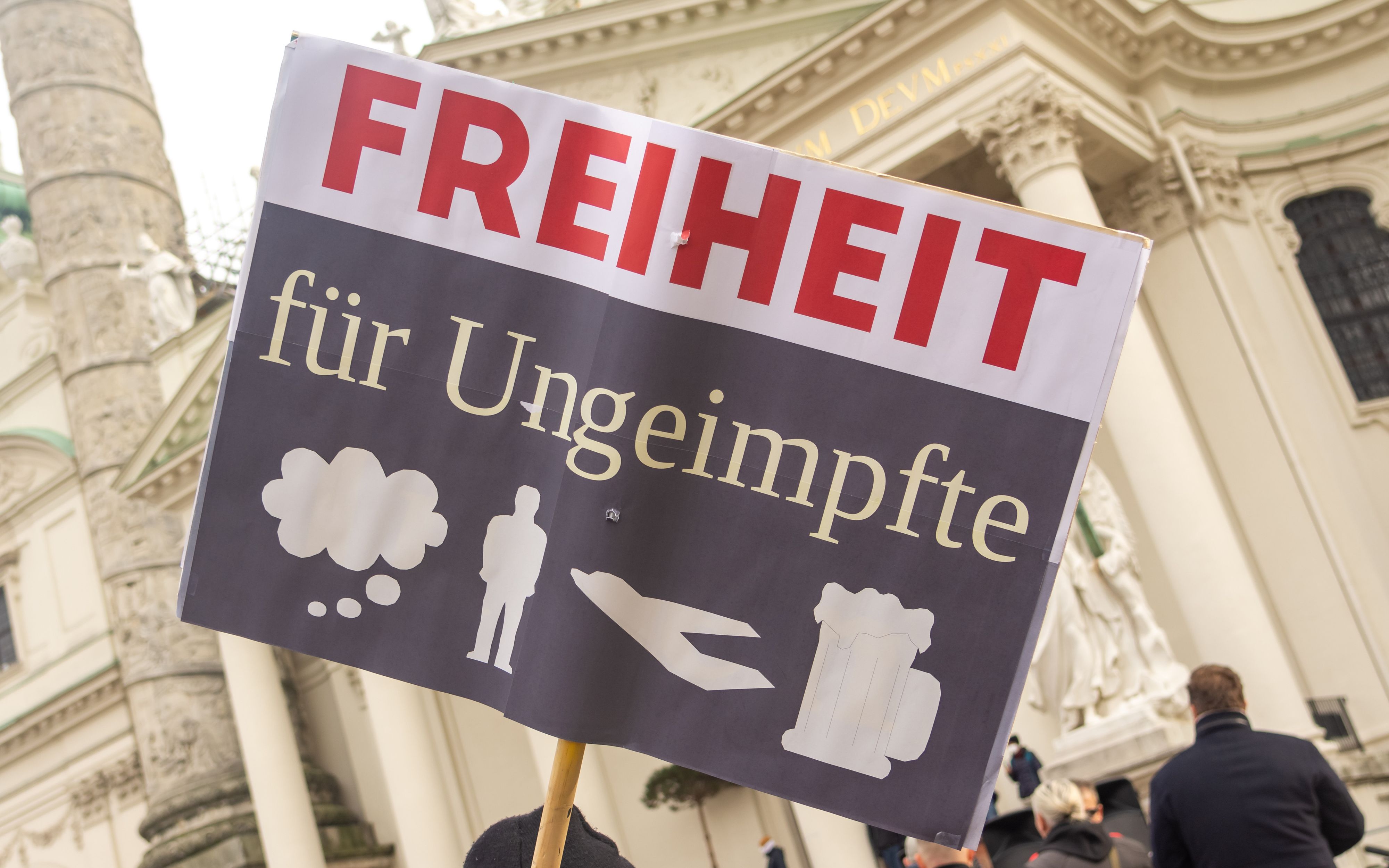 Download von www.picturedesk.com am 20.11.2021 (10:55).  VIENNA, AUSTRIA - OCTOBER 26: Participants of the protest against measures, rally for fundamental rights and freedoms at the Resselpark on October 26, 2021 in Vienna, Austria .WIEN, OESTERREICH - 26. OKTOBER: TeilnehmerInnen der Demonstration gegen Massnahmen, Demo -Fuer Grund- und Freiheitsrechte- im Resselpark am 26. Oktober in Wien, Oesterreich.211026_SEPA_17_086 - 20211026_PD10552 - Rechteinfo: Rights Managed (RM)