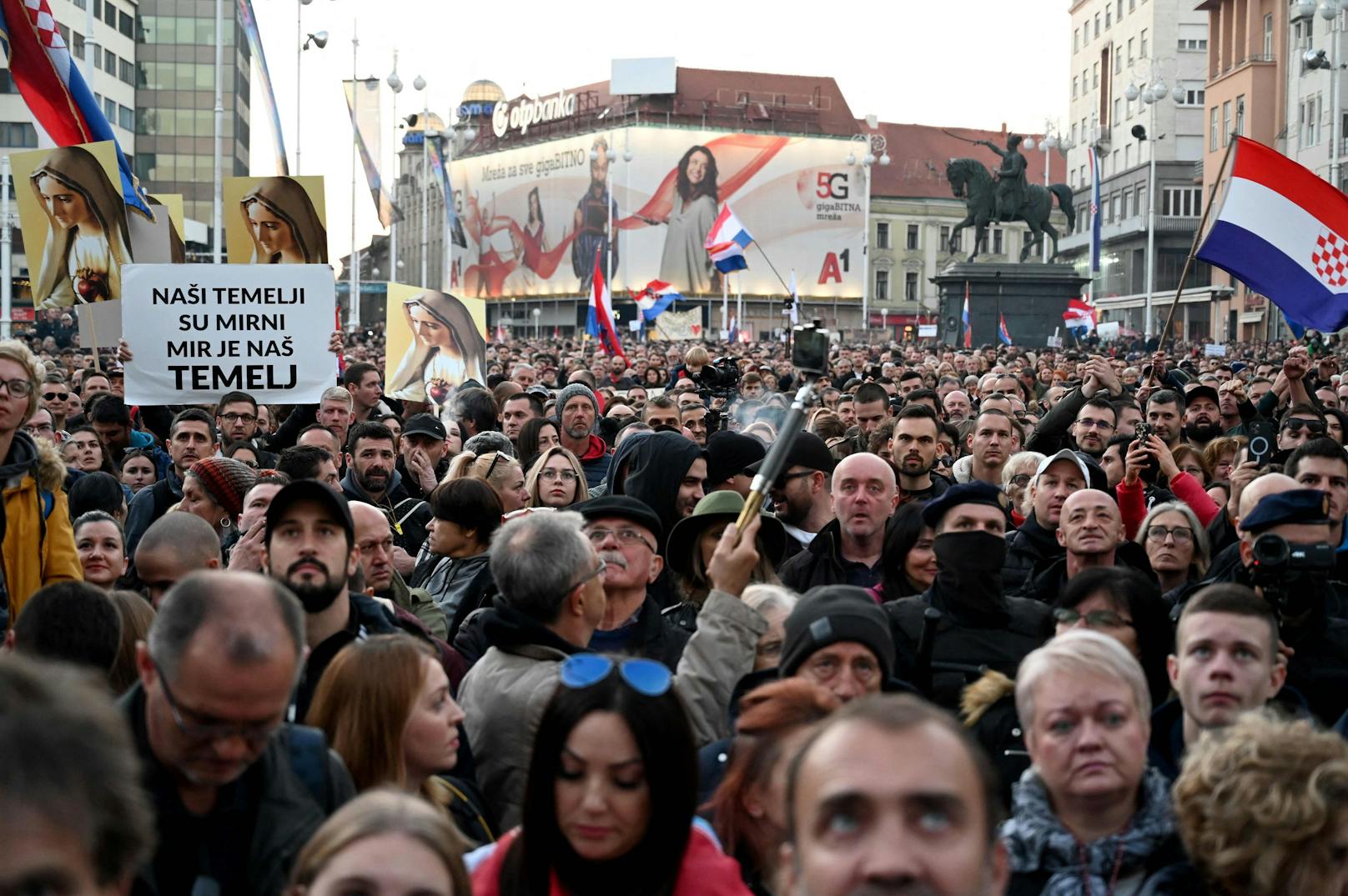 Demonstranten seien mit Dutzenden Bussen aus dem ganzen Land nach Zagreb angereist.