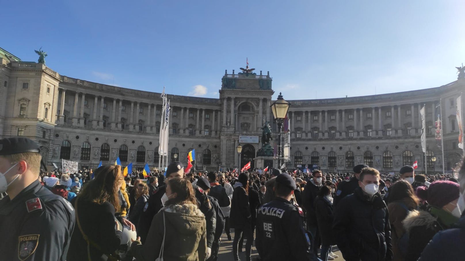 Die Corona-Demonstranten sammeln sich unter anderem am Wiener Heldenplatz.
