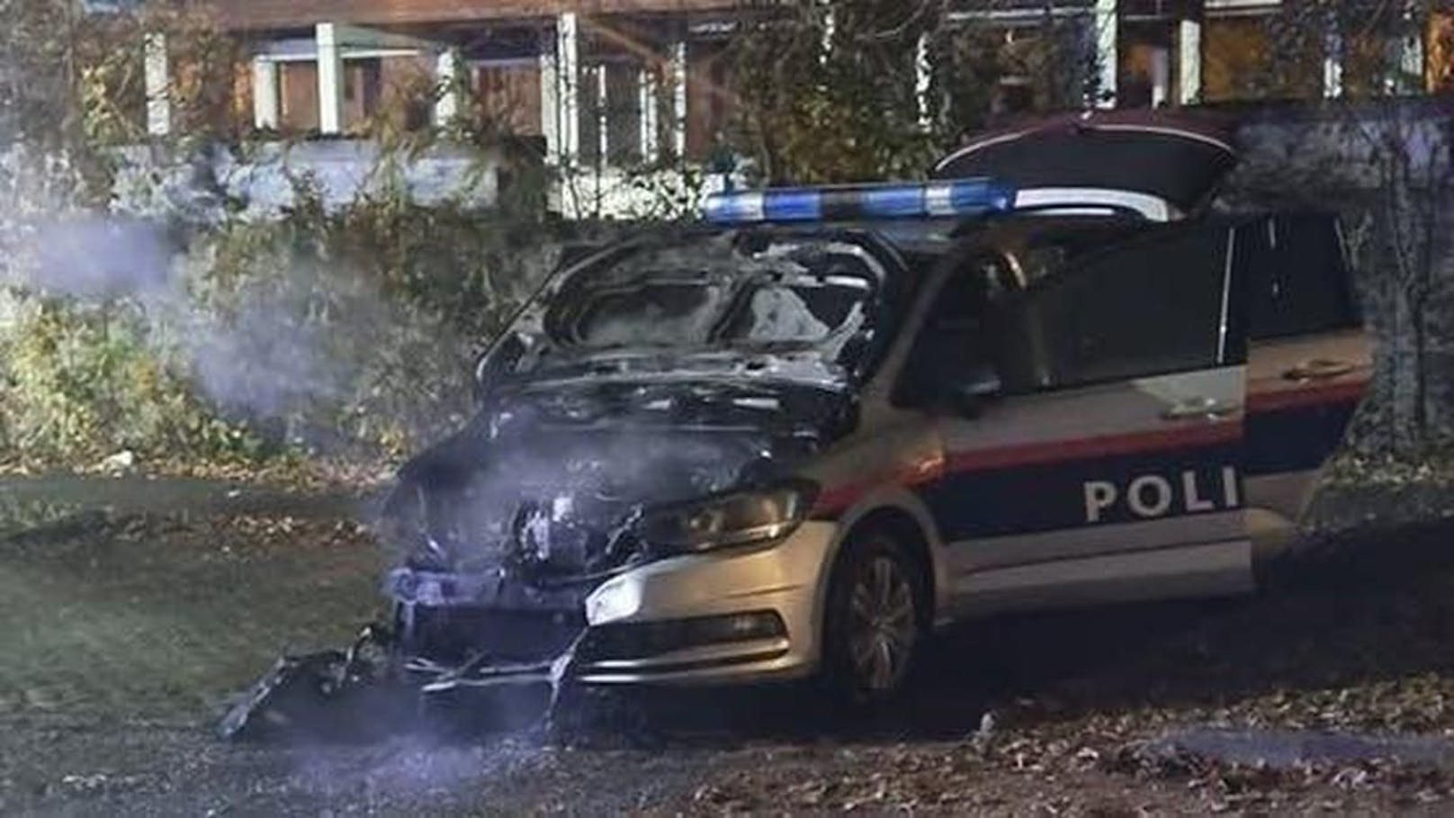 Drei Jugendliche haben in Linz ein Polizeiauto mit Benzin übergossen und angezündet.
