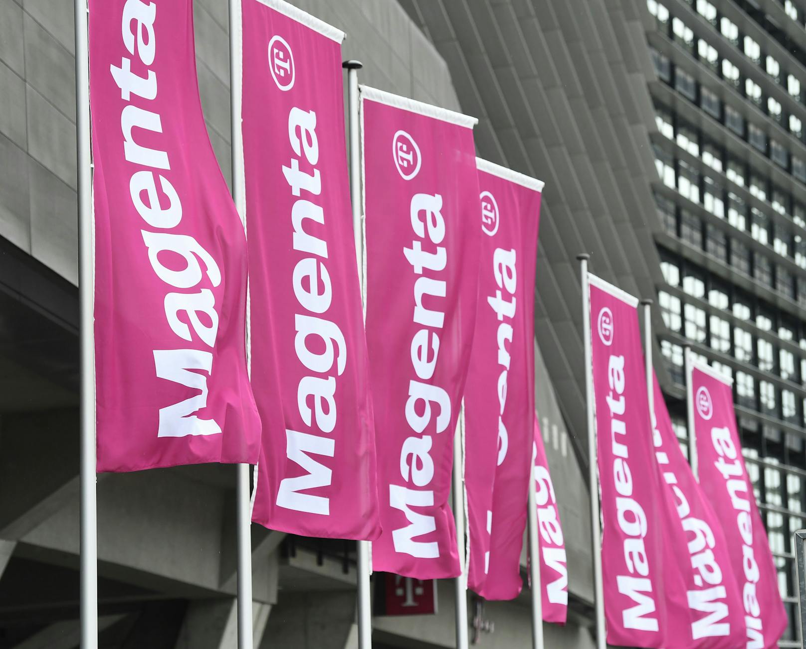 "Magenta"-Fahnen vor dem T-Mobile Austria Hauptgebäude.
