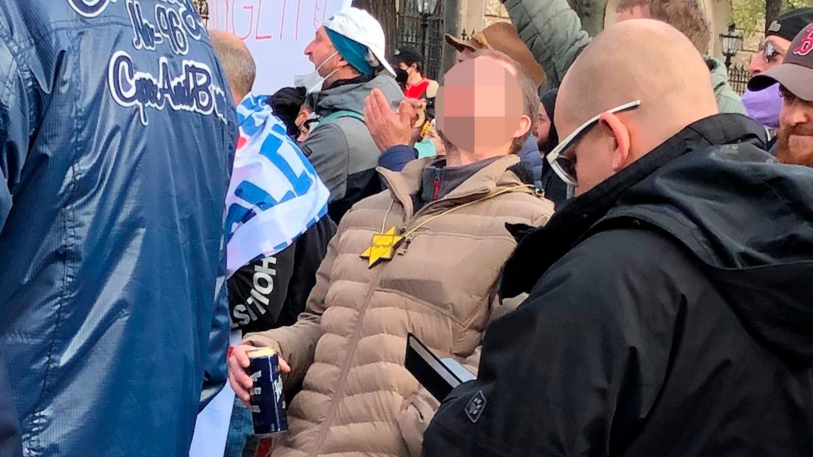 Teilnehmer von Corona-Demos tragen immer wieder "Ungeimpft"-Judenstern.