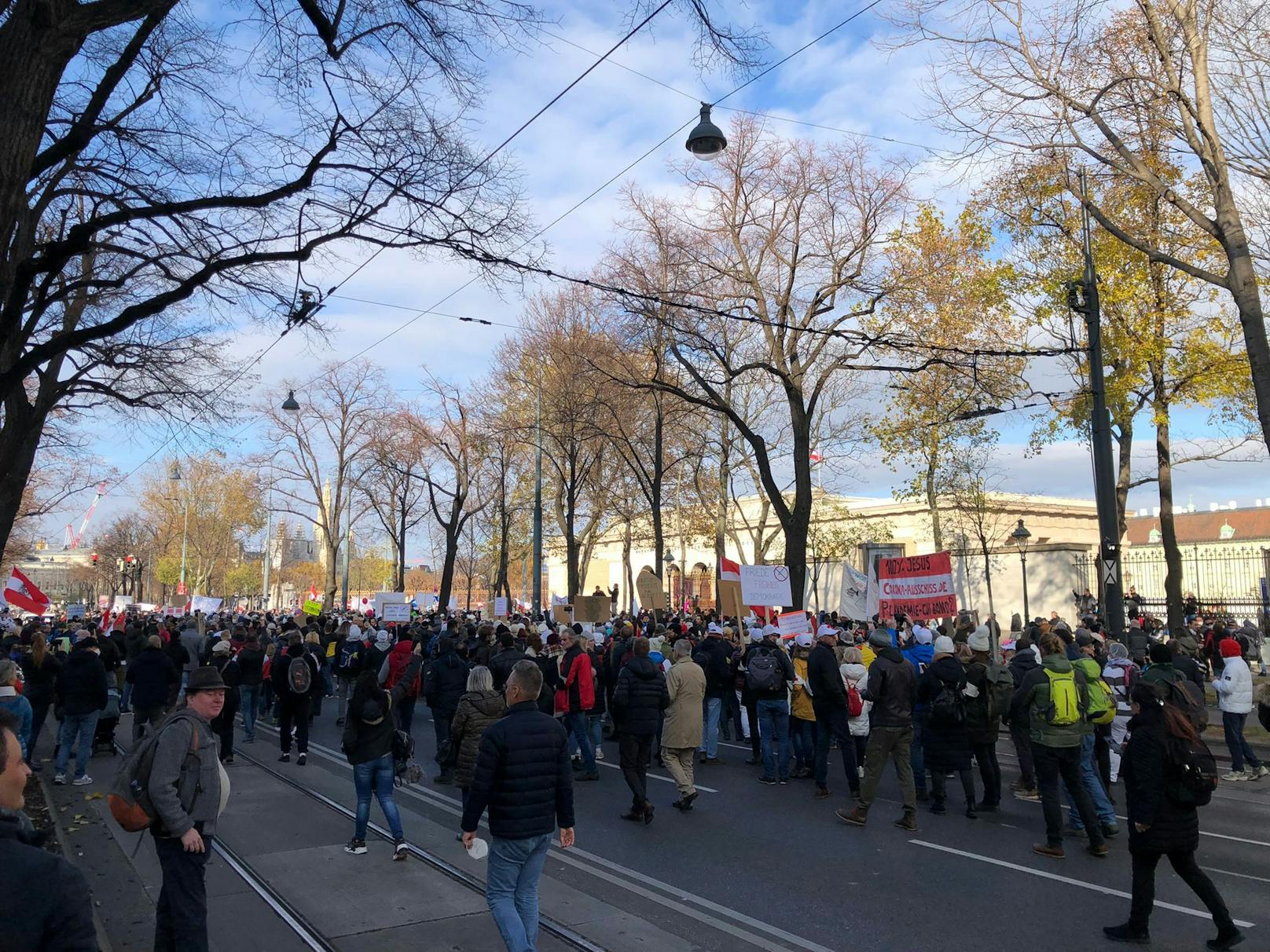 In Wien hätten die Organisatoren und Organisatorinnen versucht, mit Dutzenden Kundgebungsanmeldungen die Behörden zu verwirren, sagte der Sprecher.