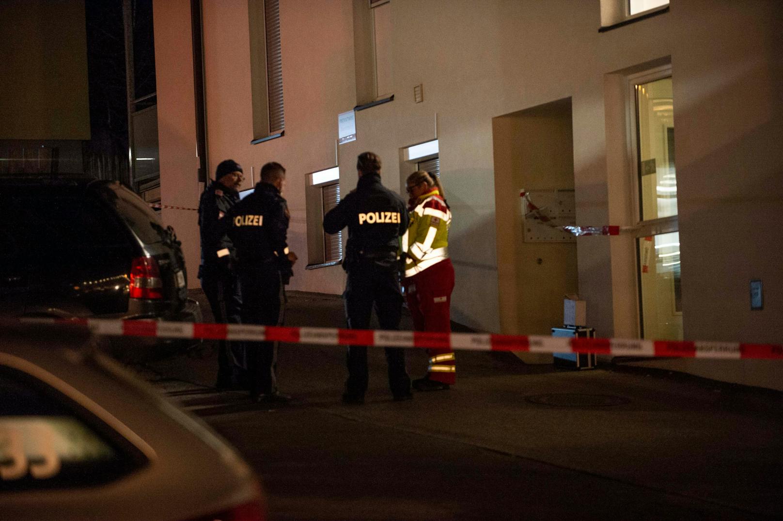 Polizei, Spurensicherung und Sanitäter am Tatort in Neustift.