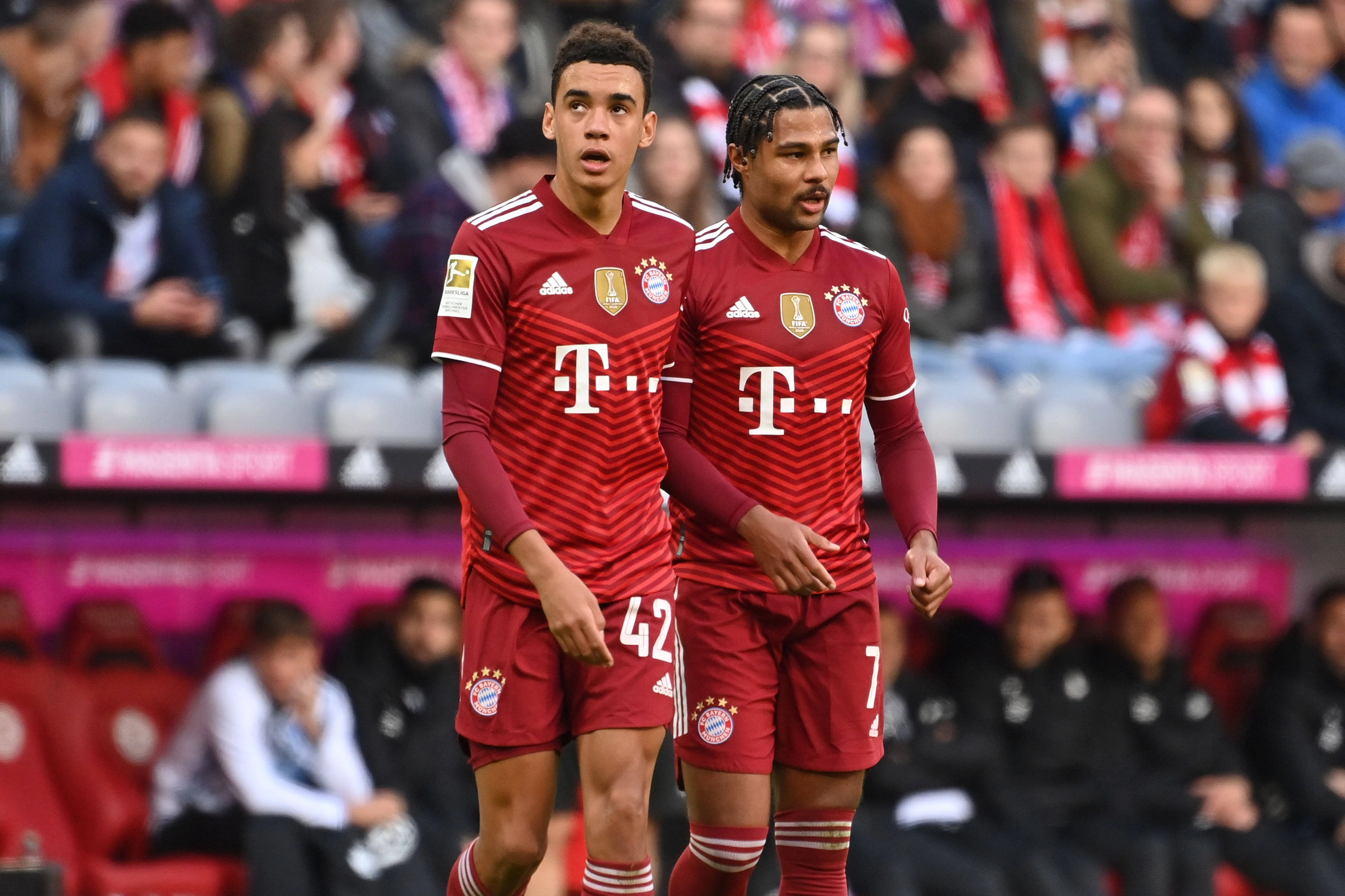 Jamal Musiala (l.) und Serge Gnabry müssen schon wieder in Quarantäne.