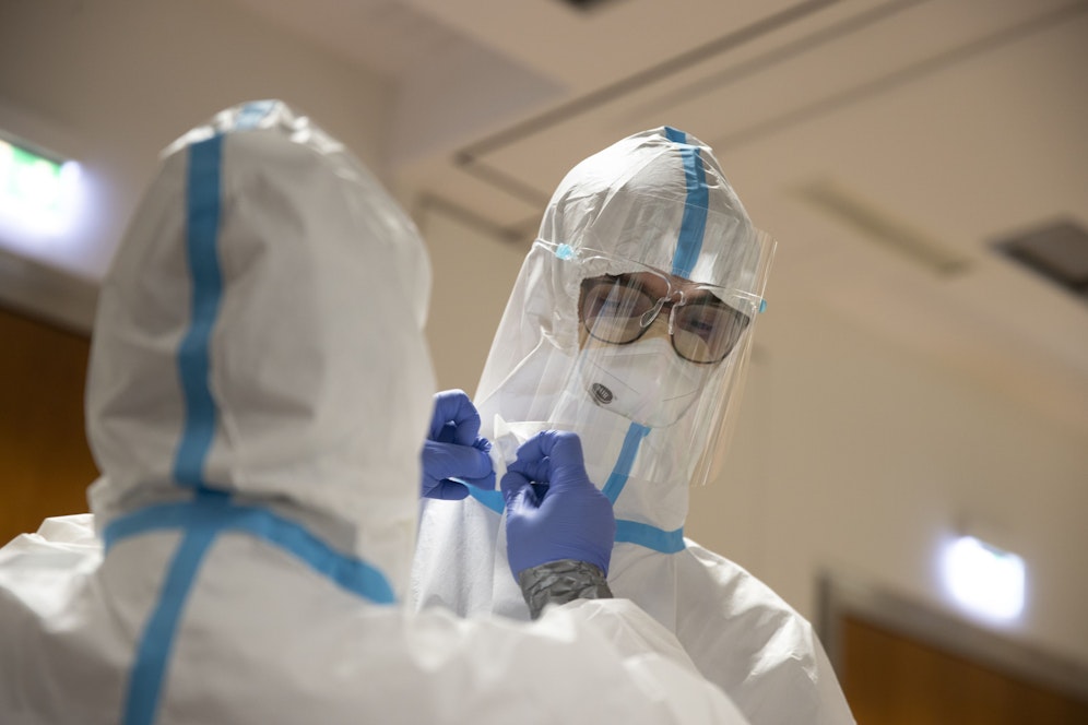 Sind Gebärende positiv, müssen Ärzte und Pfleger mit Ganzkörperanzügen anrücken.