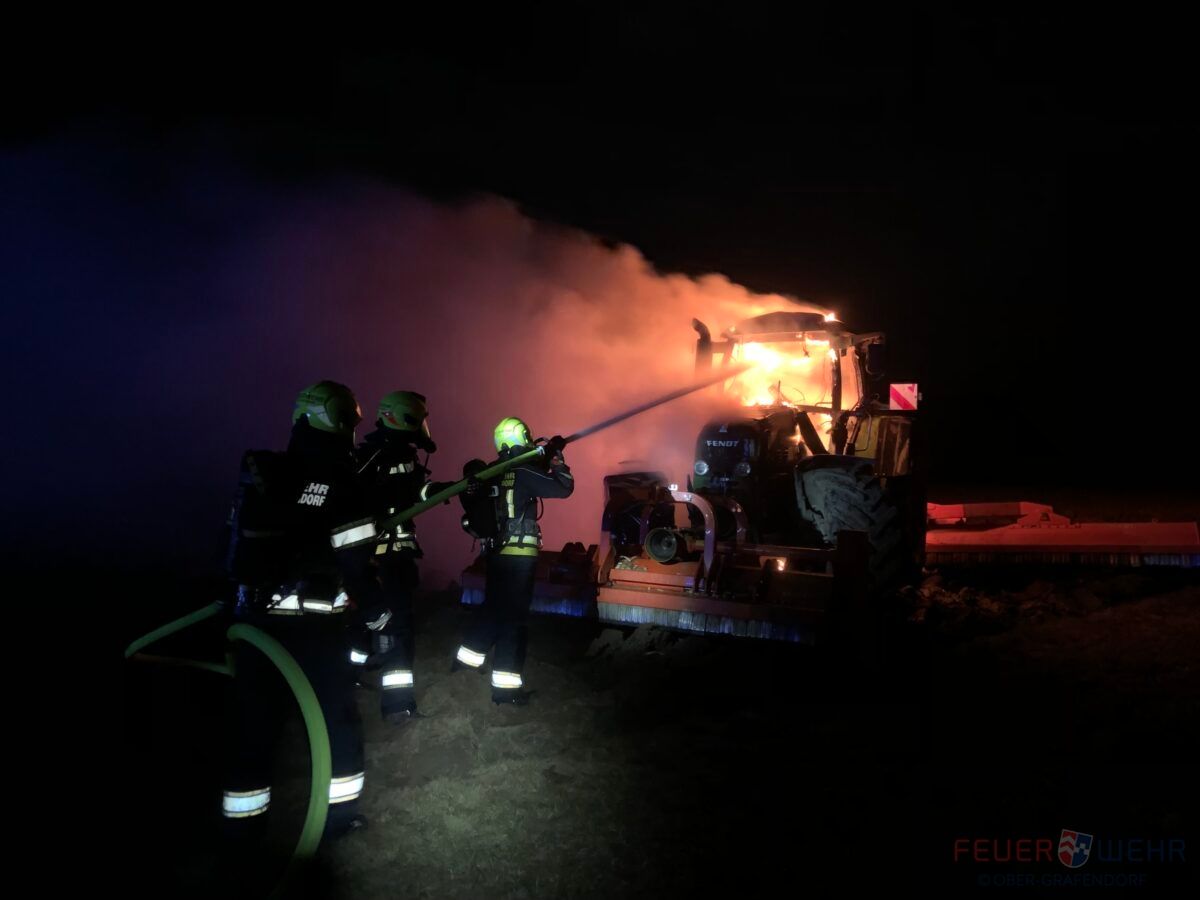 Die Feuerwehr Ober-Grafendorf löschte den Traktor.