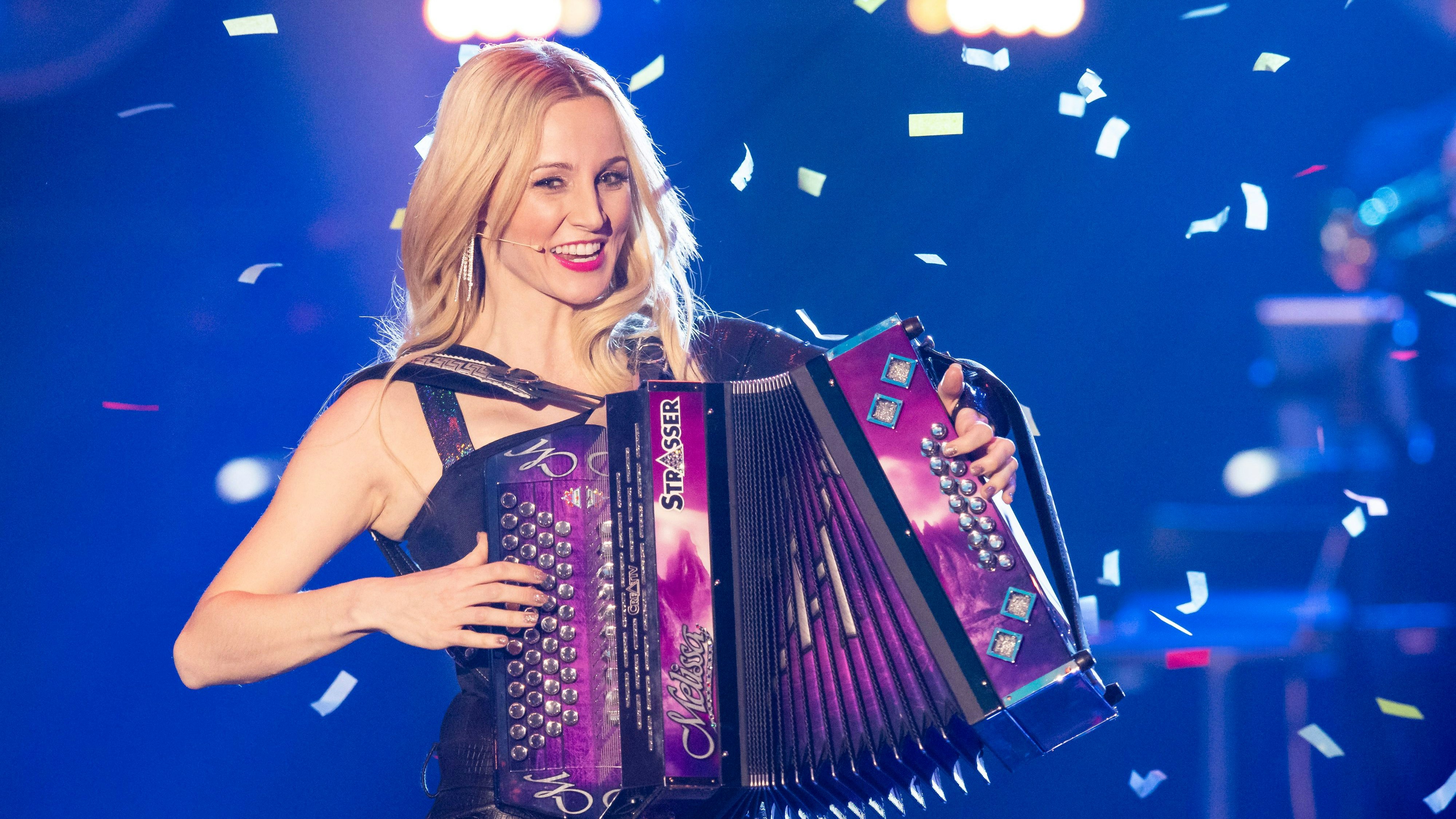 Download von www.picturedesk.com am 21.11.2021 (15:29).  17 November 2021, Baden-Wuerttemberg, Offenburg: Melissa Naschenweng is on stage during a TV recording. The Bavarian Broadcasting Corporation (BR), the Swiss Radio and Television (SRF) and the Austrian Broadcasting Corporation (ORF) have recorded a New Year's Eve show with many celebrity guests in a joint production. "The New Year's Eve Show with Jörg Pilawa" will be broadcast on 31.12.2021 at 8:15 p.m. on Ersten. Photo: Tom Weller/dpa - 20211117_PD13823 - Rechteinfo: Rights Managed (RM)