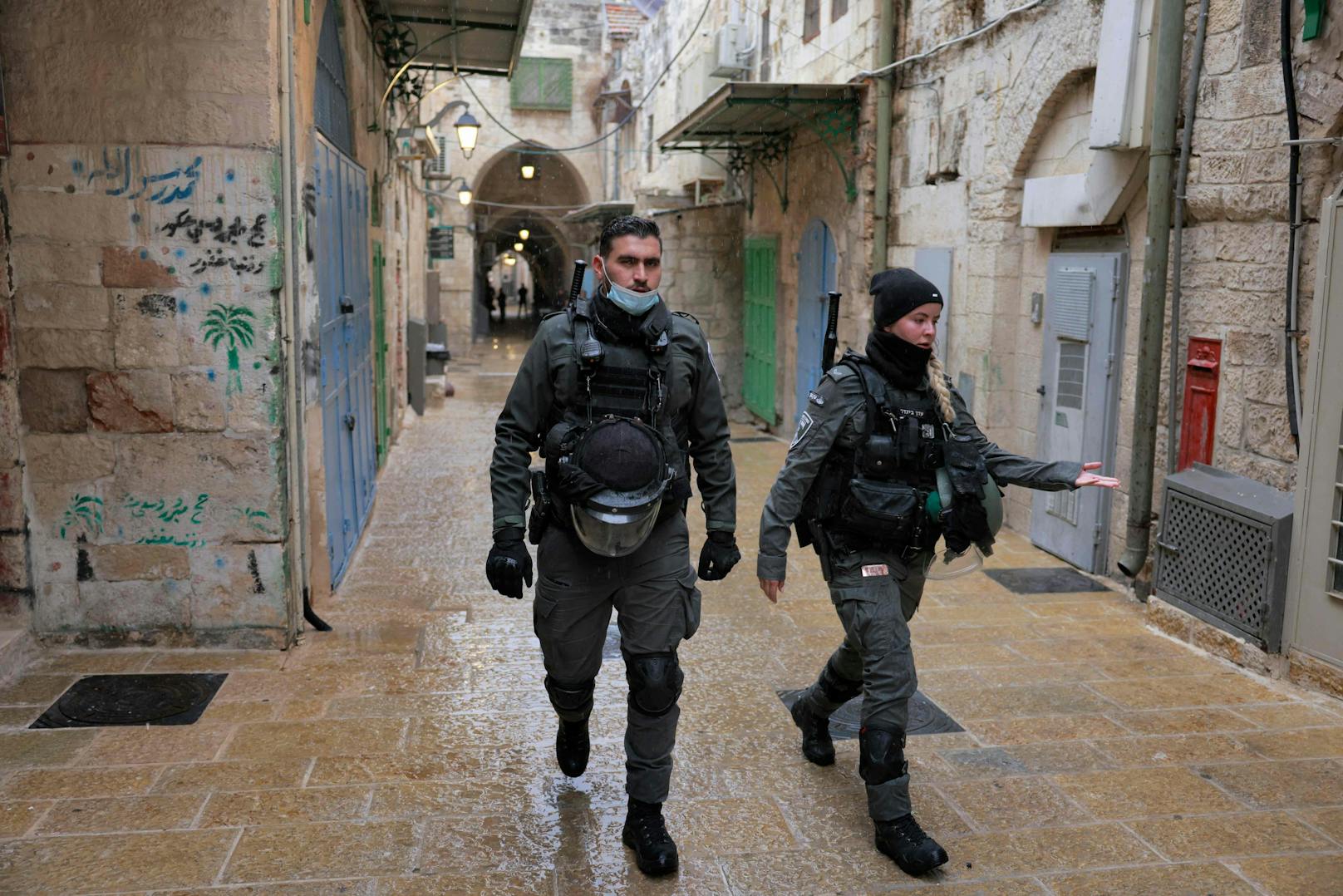 ...&nbsp;mindestens eine Person getötet und drei weitere verletzt worden. Ein mutmaßlich palästinensischer Angreifer schoss in der Jerusalemer Altstadt um sich, ...