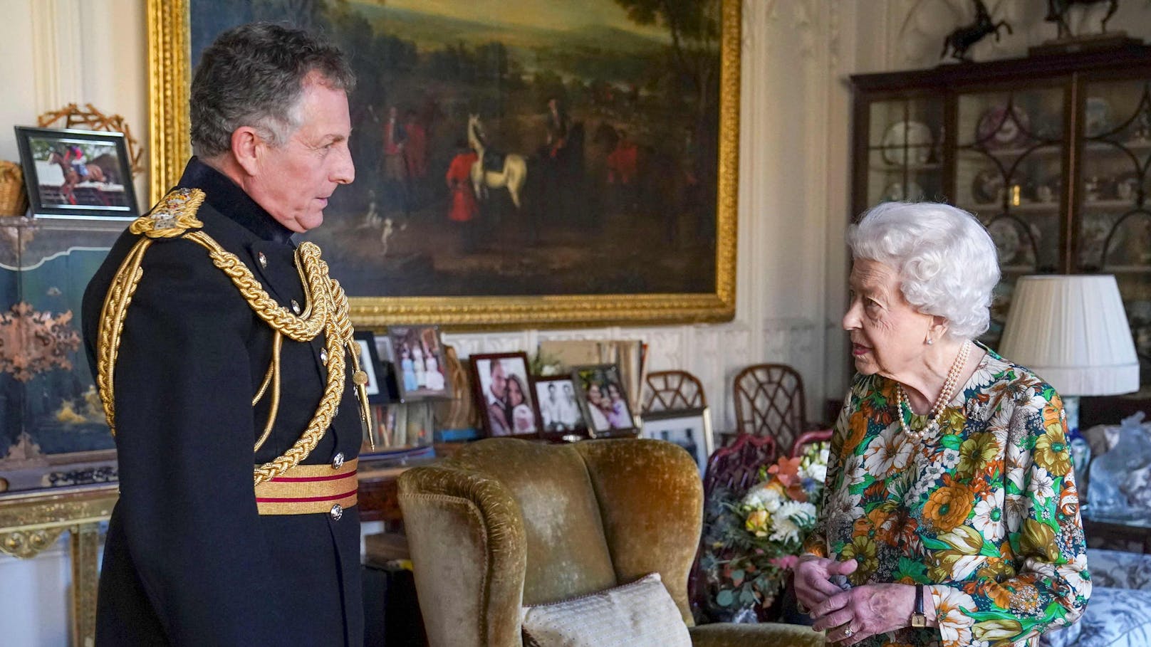Vor wenigen Tagen empfing die Queen den scheidenden Generalstabschef Nick Carter zu einer persönlichen Audienz auf Schloss Windsor.