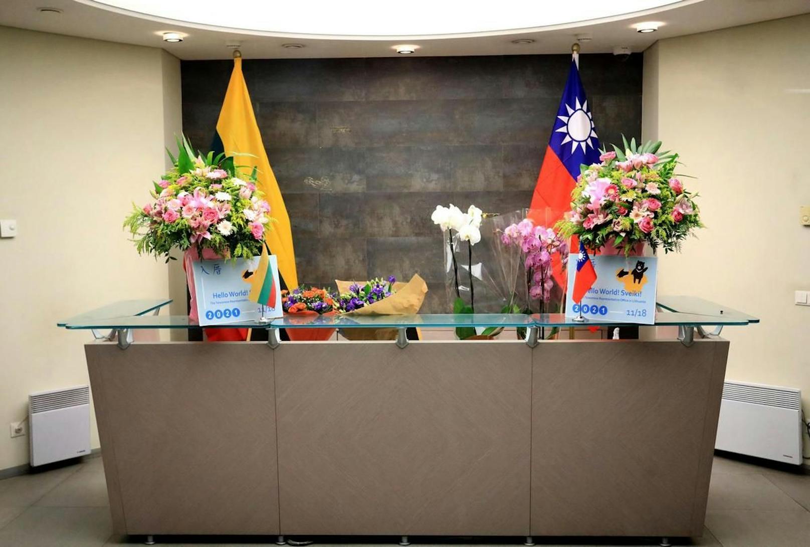 In einer am Donnerstag veröffentlichten Erklärung des chinesischen Außenministeriums hatte es geheißen, die Eröffnung einer offiziellen Auslandsvertretung Taiwans sei ein "äußerst ungeheuerlicher Akt".