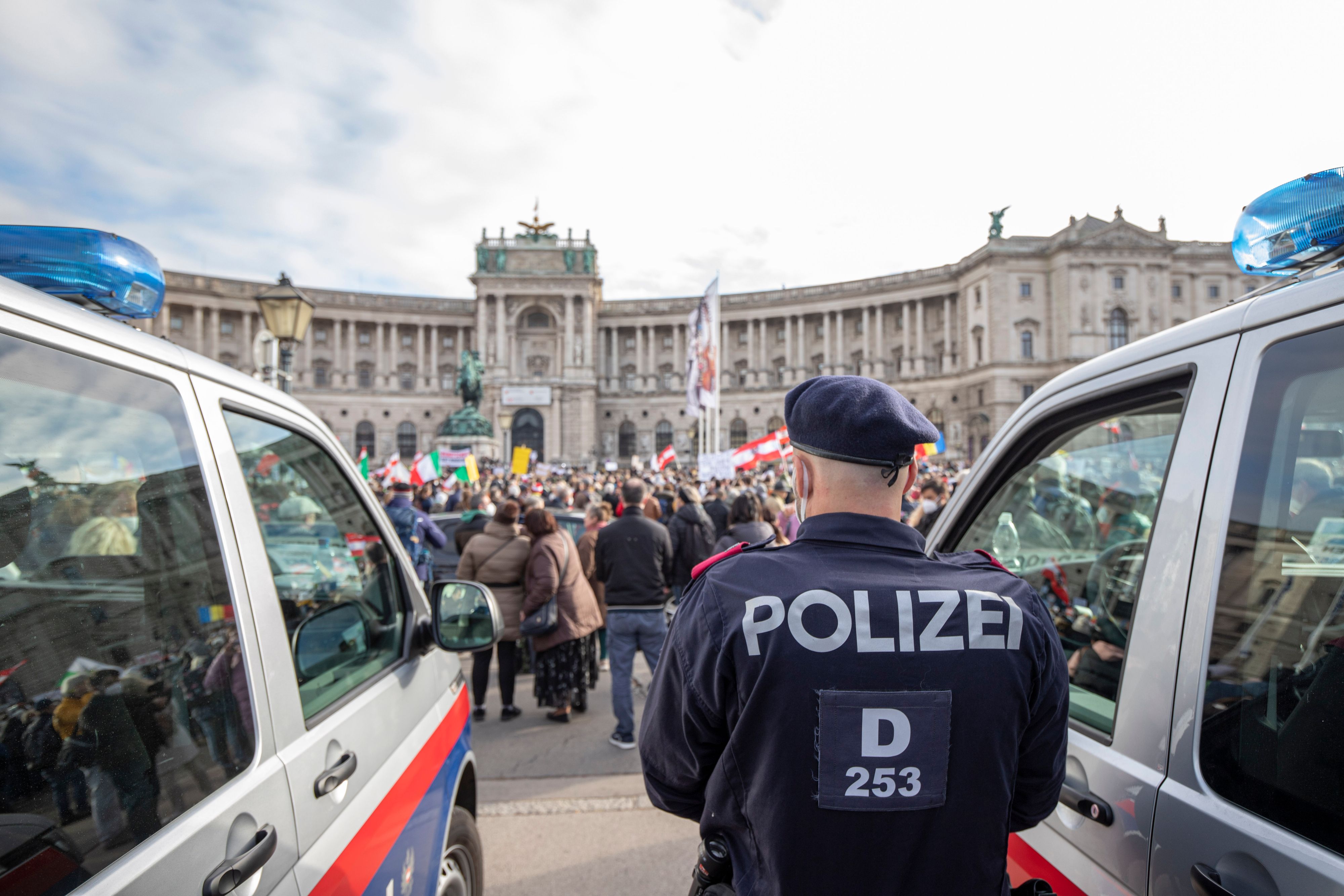 Download von www.picturedesk.com am 21.11.2021 (10:39).  Anti-Corona Demonstration in Wien: Tausende Menschen demonstrieren gegen die Regierungsmaßnahmen zur Eindämmung des Infektionsgeschehens. Im Bild: Demonstranten und Demonstrantinnen am Wiener Heldenplatz. 20.11.2021 // Anti Corona demonstration in Vienna: People are demonstrating against the government measures regarding the high covid-19 infection rates. Picture: Demonstrators on Vienna's Heldenplatz. Vienna, Austria. November 20th, 2021. - 20211120_PD4528 - Rechteinfo: Rights Managed (RM)