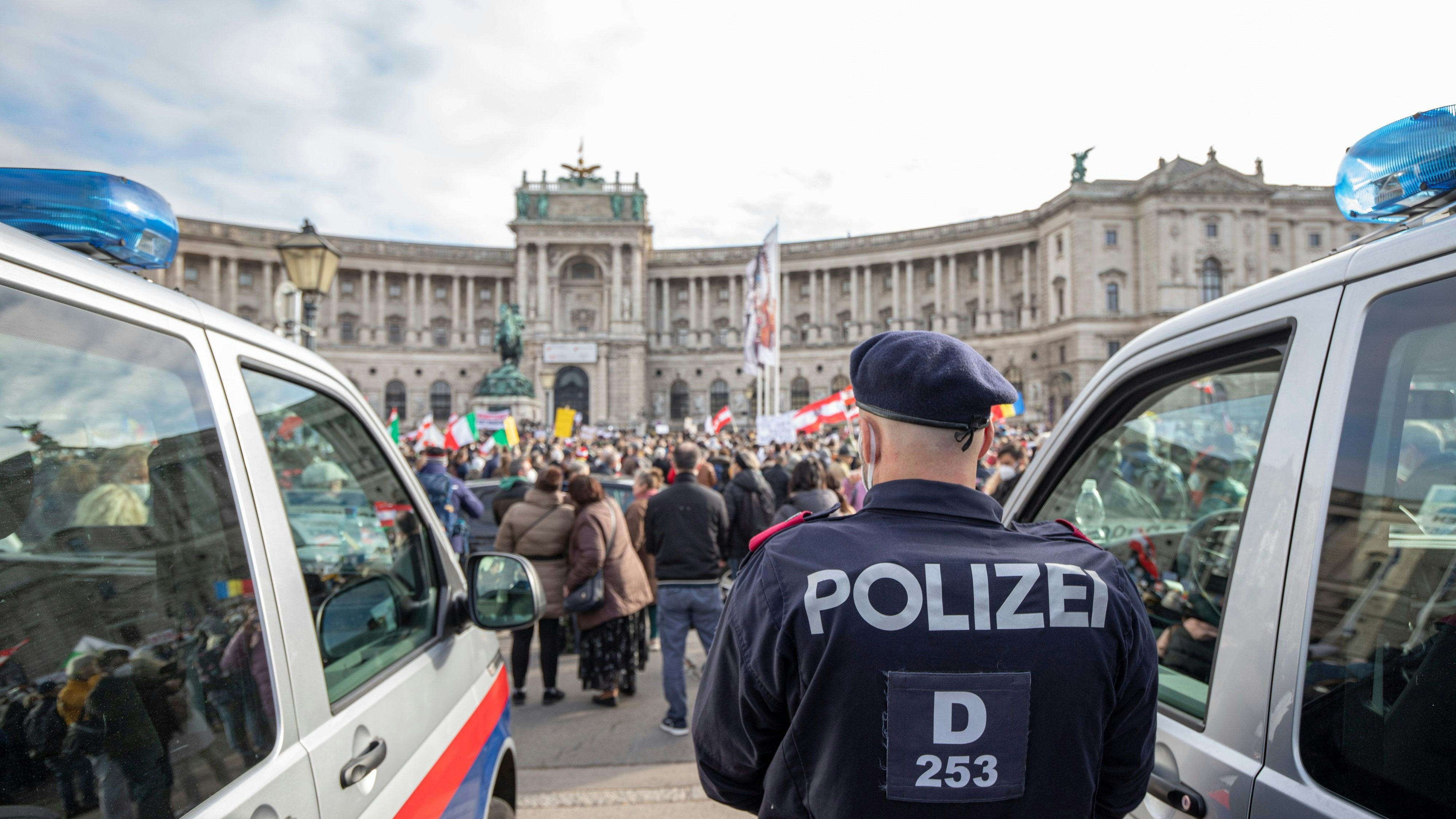 Heute.at - Hitzige Stimmung! Linke blockieren rechte Demo in Wien