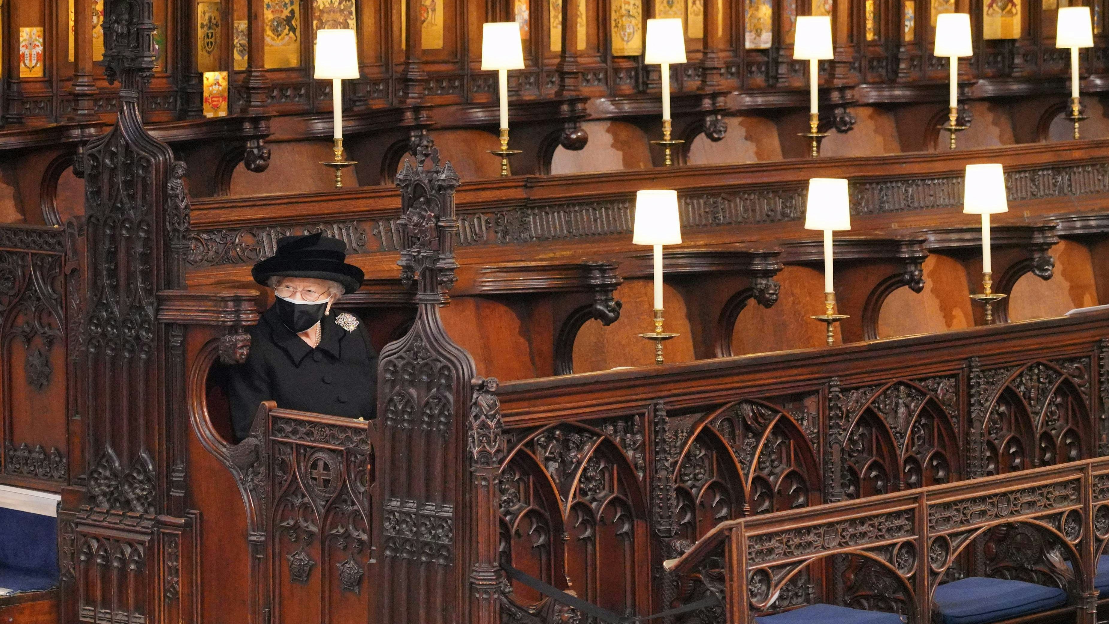 Download von www.picturedesk.com am 21.11.2021 (18:27).  TOPSHOT - Queen Elizabeth II takes her seat for the funeral service of Britain's Prince Philip, Duke of Edinburgh inside St George's Chapel in Windsor Castle in Windsor, west of London, on April 17, 2021. - Philip, who was married to Queen Elizabeth II for 73 years, died on April 9 aged 99 just weeks after a month-long stay in hospital for treatment to a heart condition and an infection. (Photo by Jonathan Brady / POOL / AFP) - 20210417_PD16444 - Rechteinfo: Rights Managed (RM) Nur für redaktionelle Nutzung! Werbliche Nutzung erfordert Freigabe: bitte schicken Sie uns eine Anfrage.