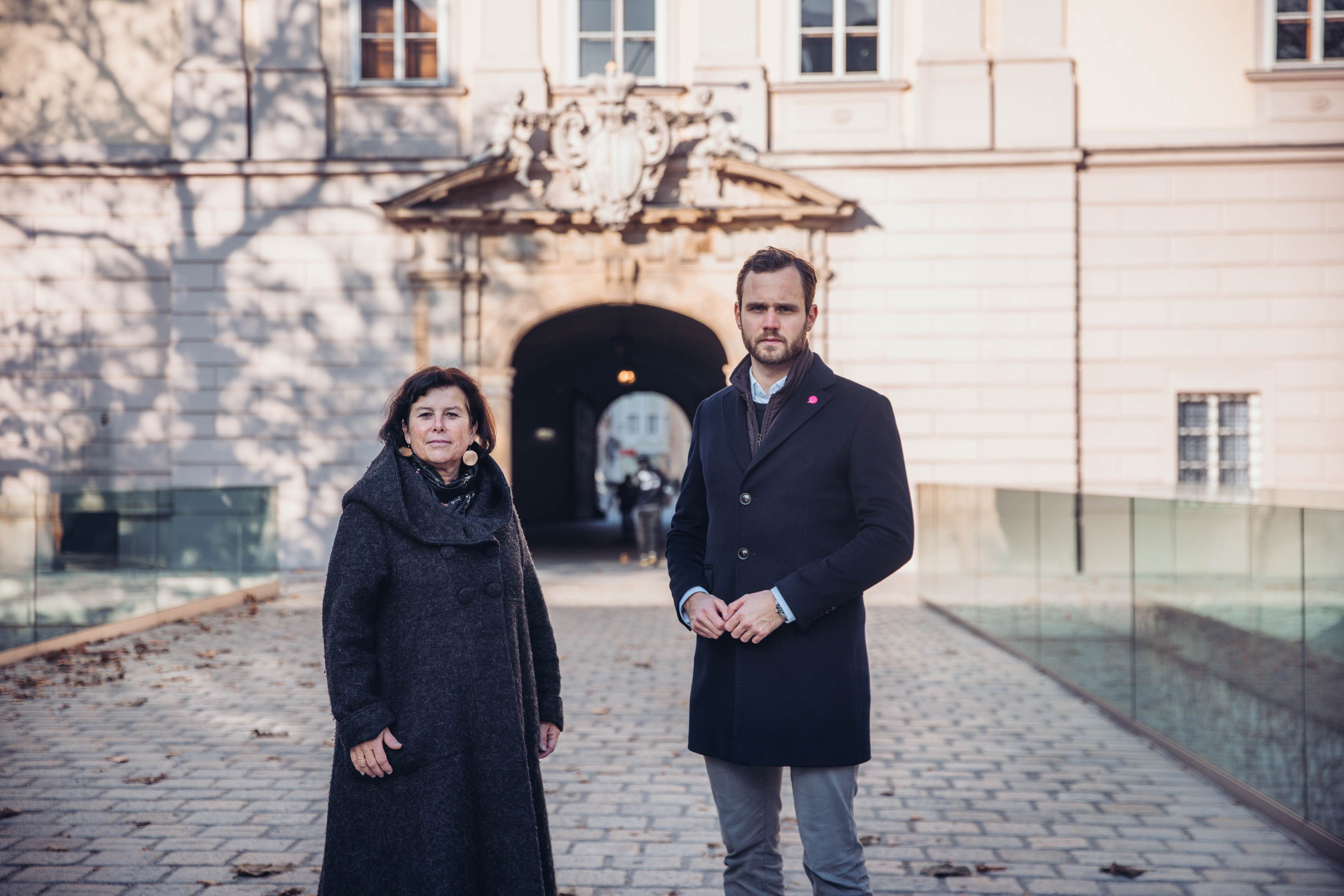 SPÖ-Chefin Birgit Gerstorfer und Neos-Landessprecher Felix Eypeltauer fordern den Rücktritt von LH Thomas Stelzer.
