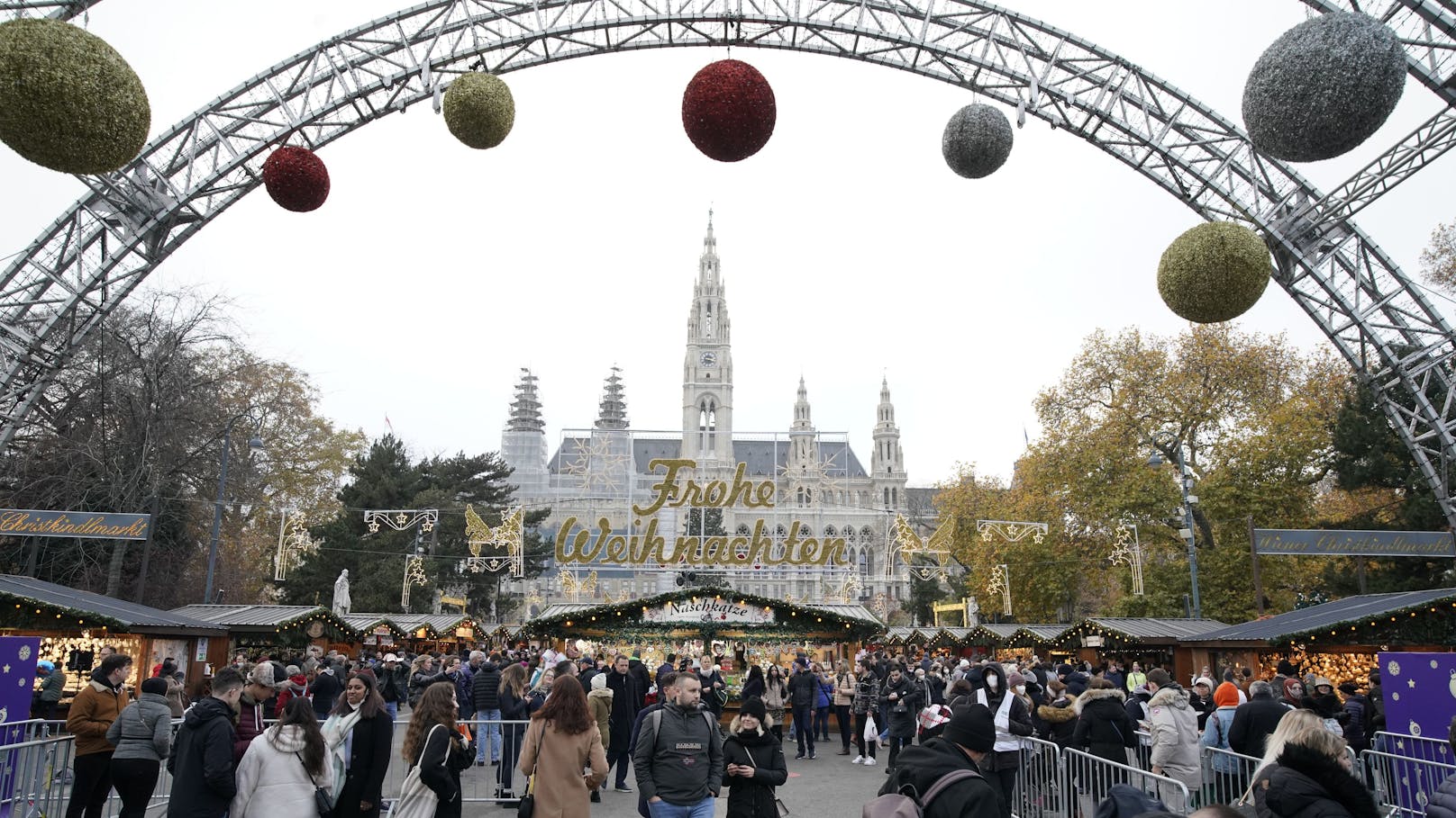 Am Sonntag war der Andrang auf dem Christkindlmarkt am Wiener Rathausplatz groß.&nbsp;