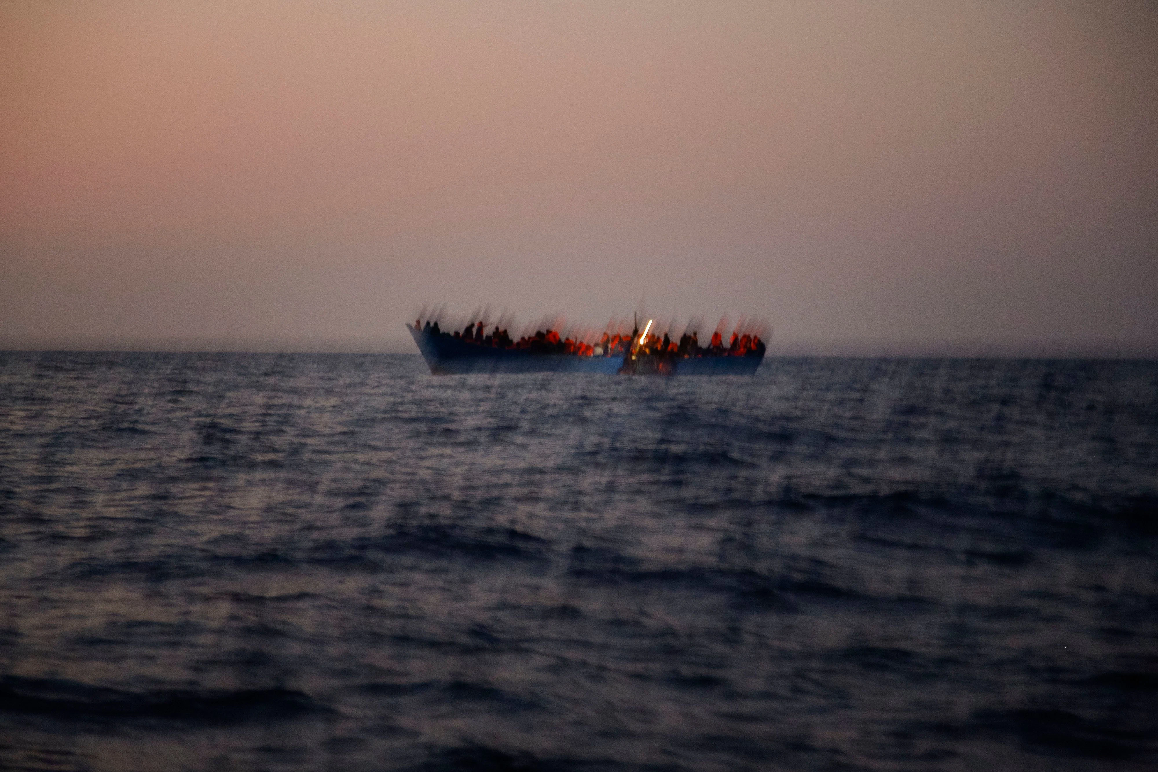 Download von www.picturedesk.com am 21.11.2021 (10:15).  More than seven hundred migrants crowd onto a wooden boat as they were fleeing Lybia, during a rescue operation in the Mediterranean sea, about 13 miles north of Sabratha, Libya, Monday, Aug. 29, 2016. Thousands of migrants and refugees were rescued Monday morning from more than 20 boats by members of Proactiva Open Arms NGO before transferring them to the Italian cost guards and others NGO vessels operating at the zone.(AP Photo/Emilio Morenatti) - 20160829_PD0836 - Rechteinfo: Rights Managed (RM)