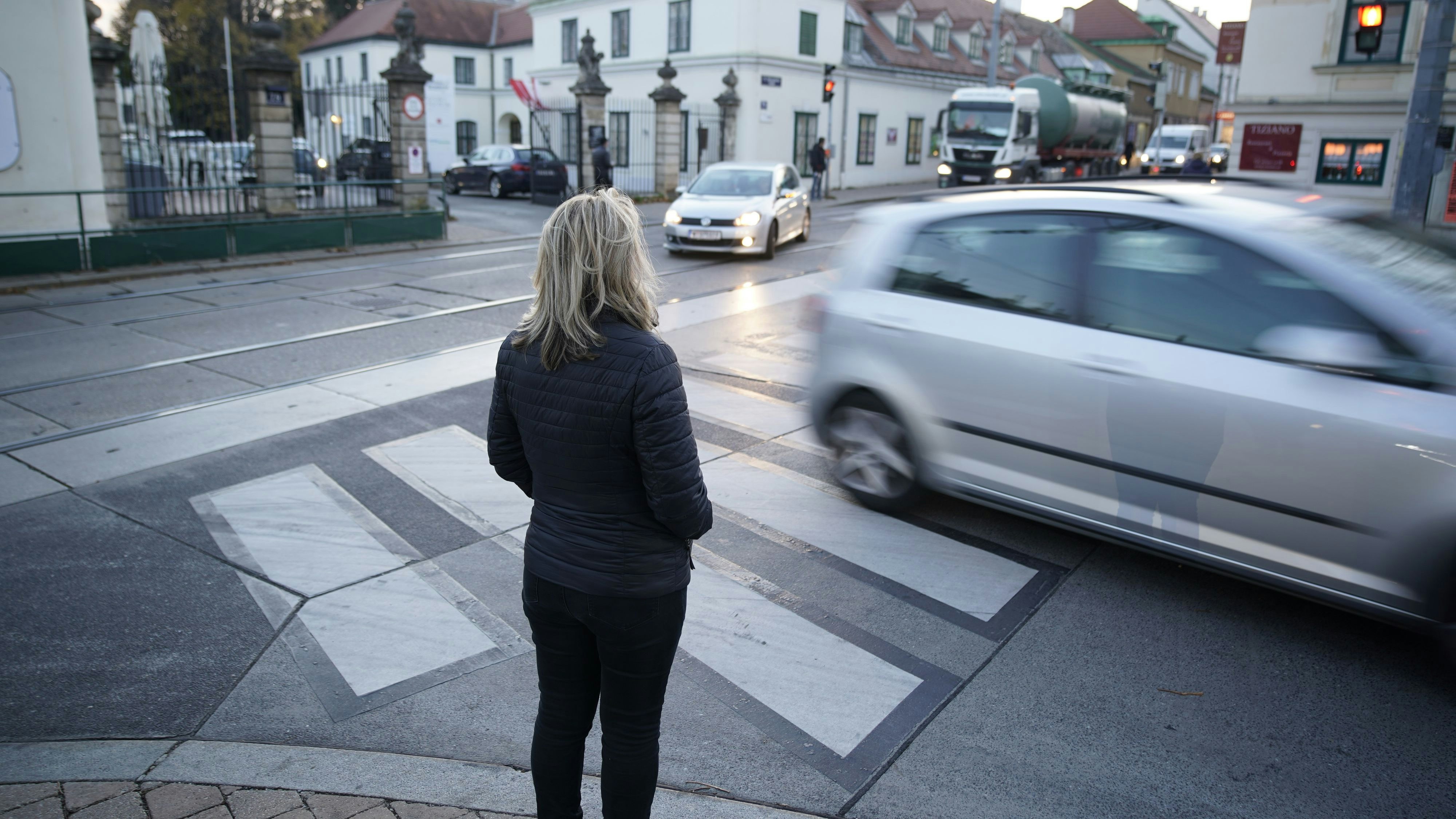 Die Mutter an der Unfallstelle in Wien-Meidling. 