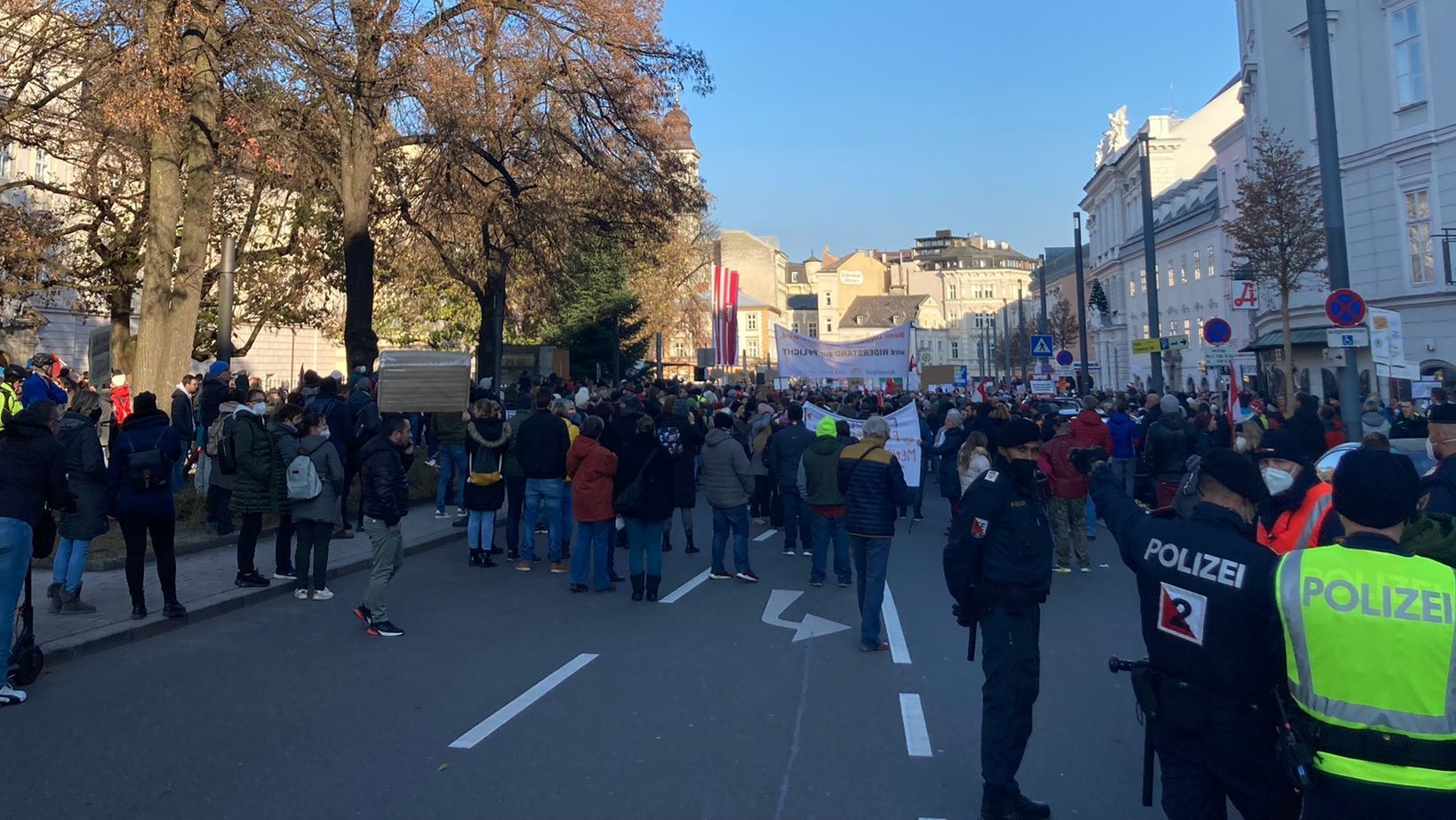 Vor dem Landhaus wurde gegen die Corona-Maßnahmen und die geplante Impfpflicht demontriert,