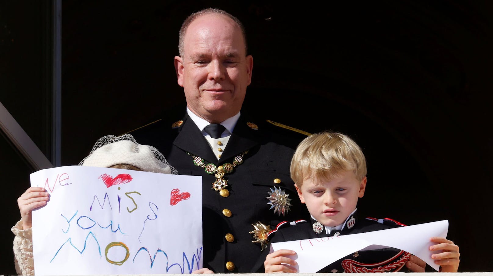 Die Kinder schrieben eine Botschaft an ihre Mutter.