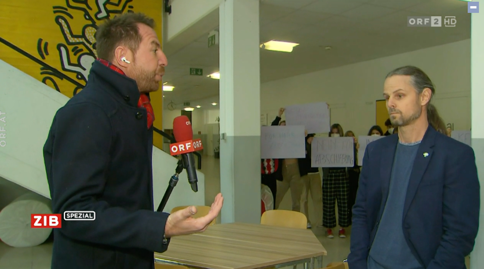 Mitten im Live-Talk hielten Schüler Transparente hoch