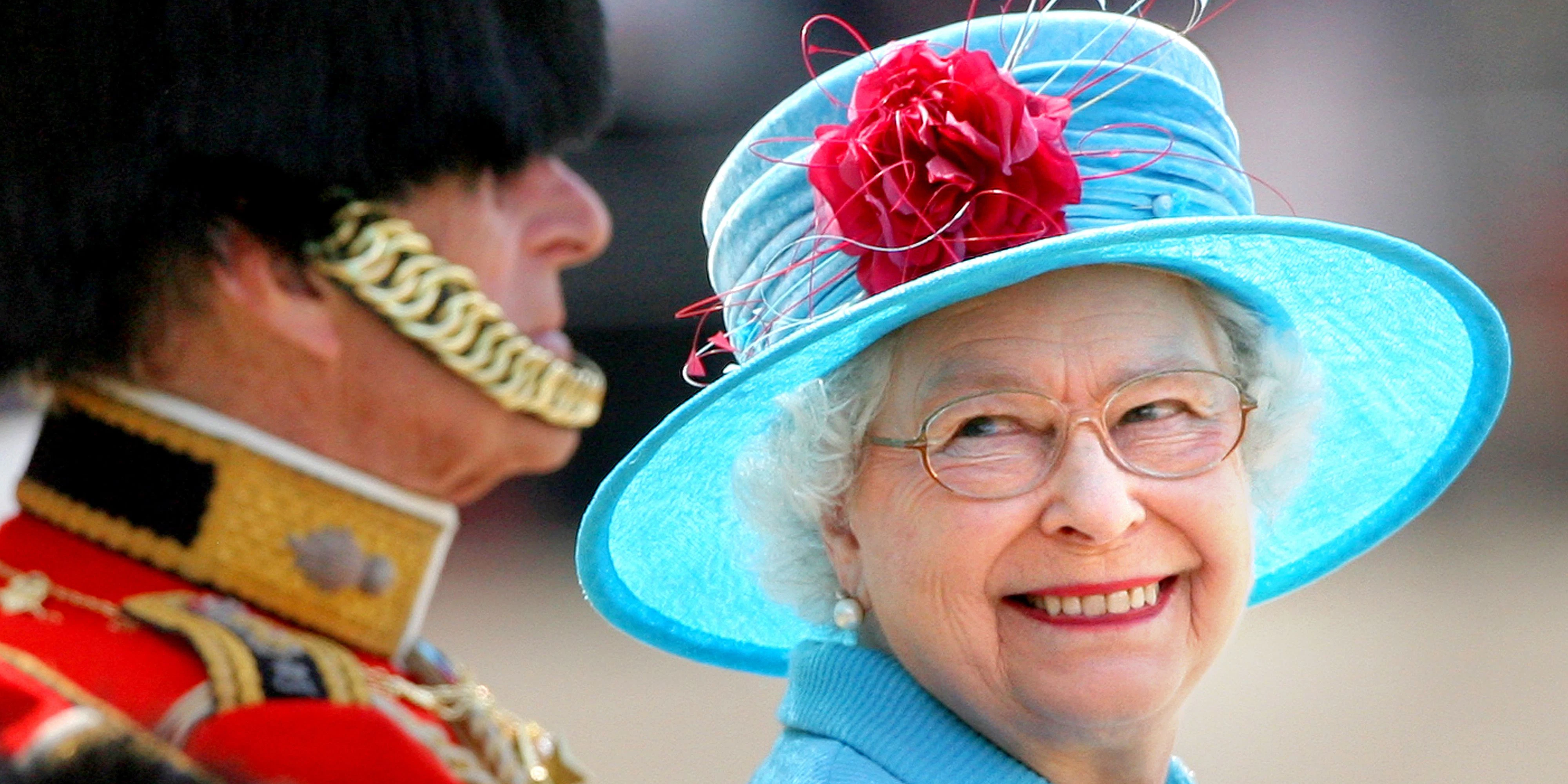 Download von www.picturedesk.com am 21.11.2021 (18:24).  File photo dated 13/06/2009 of Queen Elizabeth II smiling with the Duke of Edinburgh on Horse Guards Parade during the annual Trooping the Colour parade. The Queen has poignantly reached her first wedding anniversary without her late husband the Duke of Edinburgh. Issue date: Saturday November 20, 2021. - 20211120_PD0770 - Rechteinfo: Rights Managed (RM)
