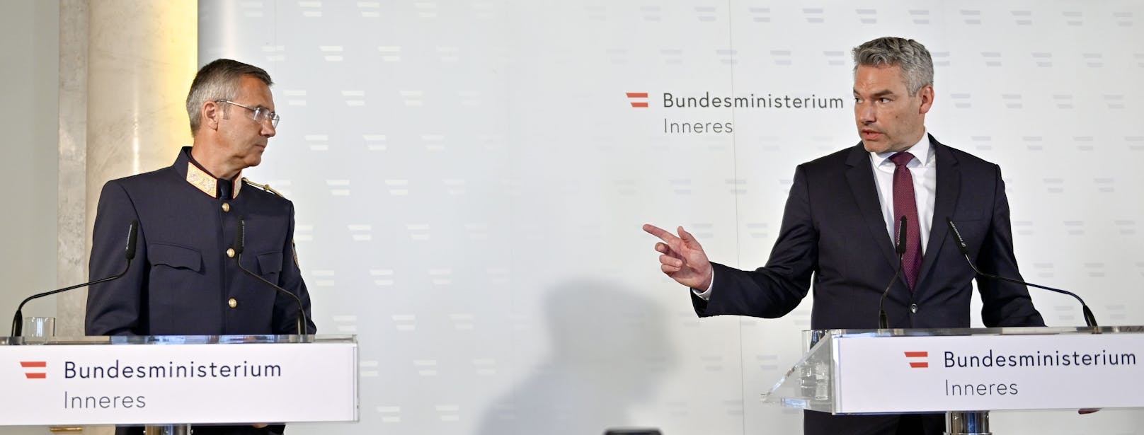 Landespolizeivizepräsident Franz Eigner und Innenminister Karl Nehammer (ÖVP)