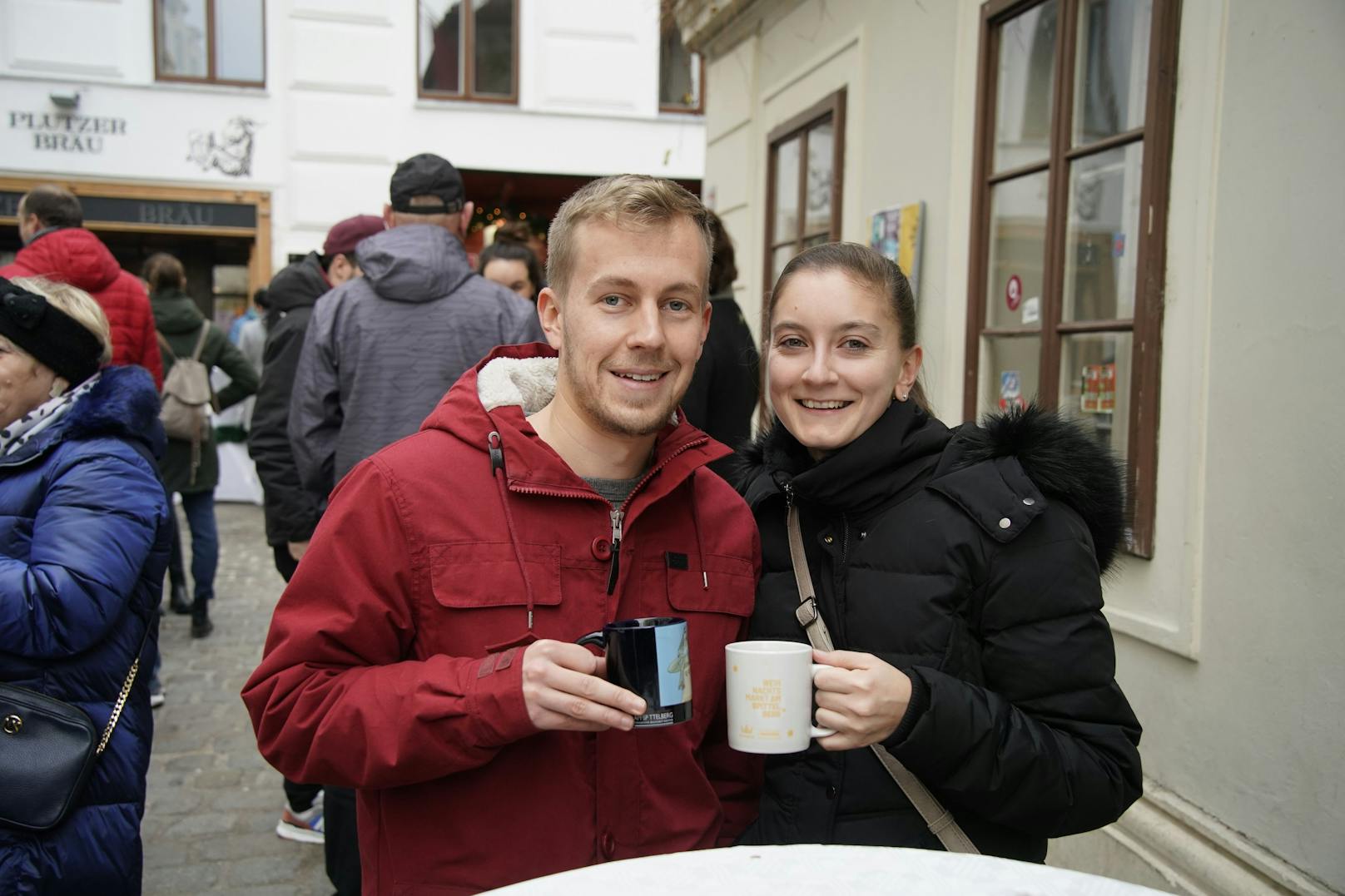 Stefan (28), Verena (27): "Wir sind für einen letzten Punsch vom Waldviertel nach Wien gefahren. Der Lockdown ist leider notwendig."&nbsp;