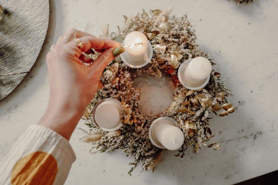 Die Adventkränze werden bei den We are Flowergirls aus Trockblumen gefertigt.