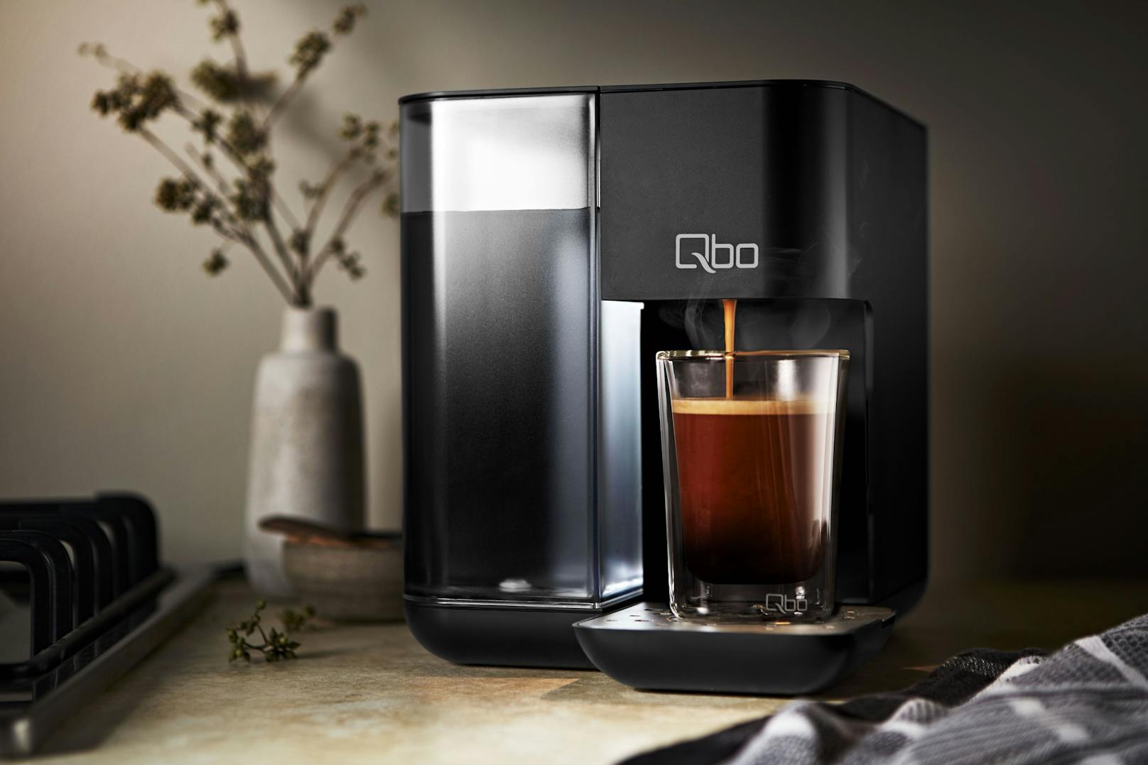 Viel Aroma und noch mehr Geschmack: Die Qbo Touch Kaffeemaschine sorgt für magische Genussmomente.