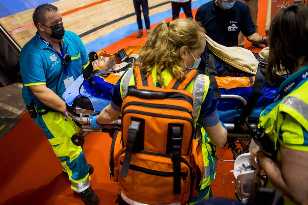 Mark Cavendish wird nach seinem Sturz abtransportiert.