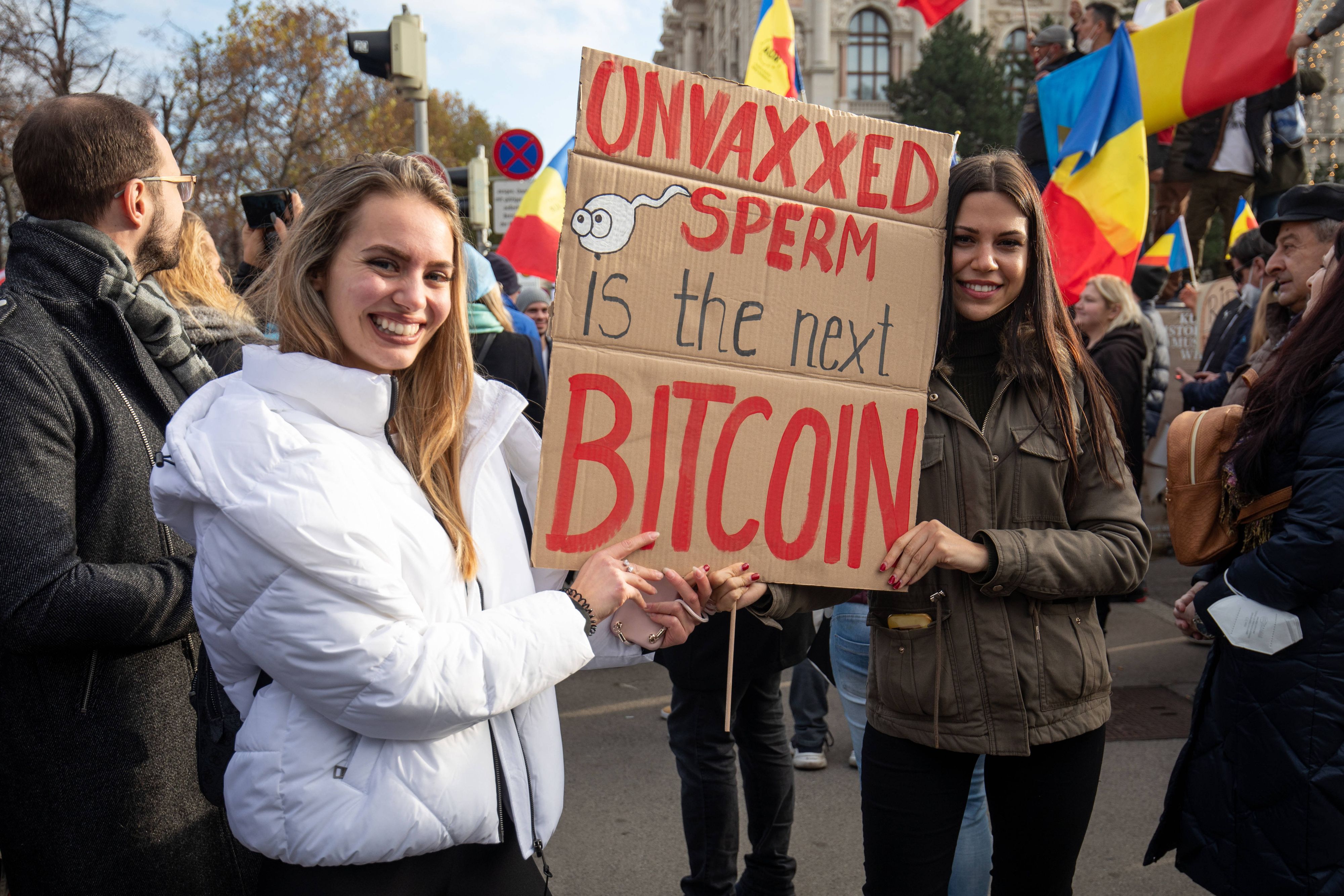 Download von www.picturedesk.com am 22.11.2021 (18:49).  ACT SIPA/01049609/000001 -- Two girls hold up a sign reading 'Unvaccinated sperm is the new Bitcoin' during an anti-government protest in Vienna. As intensive care units reach capacity, more than 35 thousand protestors took to the streets, criticizing new Covid-19 restrictions, a new nationwide lockdown, and the controversial introduction of compulsory vaccination. Despite the high number of Covid-19 infections and stress on the hospital system, Austria has one of the lowest vaccination rates in Europe, coming in at 65%. Vienna, on 20.11.21 *** Local Caption *** 01049609 - 20211121_PD17769 - Rechteinfo: Rights Managed (RM)