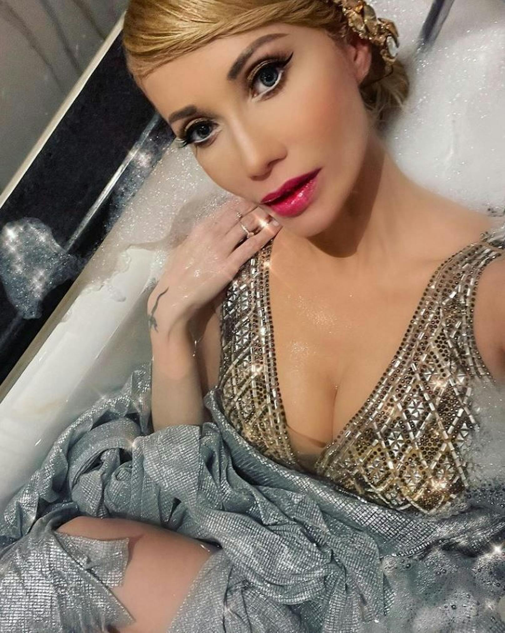 "Dancing Star"-Jurorin Karina Sarkissova badet mit Kleid in der Badewanne. "Warum nicht? Dann ist alles gleich sauber", witzelt sie. 