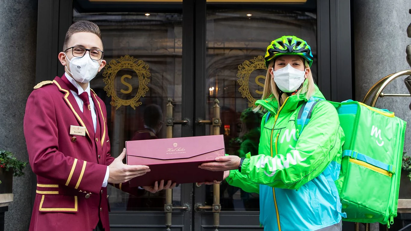 Das weltberühmte Hotel Sacher und der Lieferdienst mjam machen gemeinsame Sache in Wien und Salzburg.
