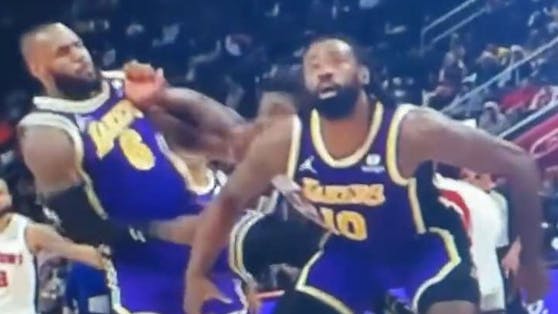 Lakers-Star LeBron James teilt aus. 