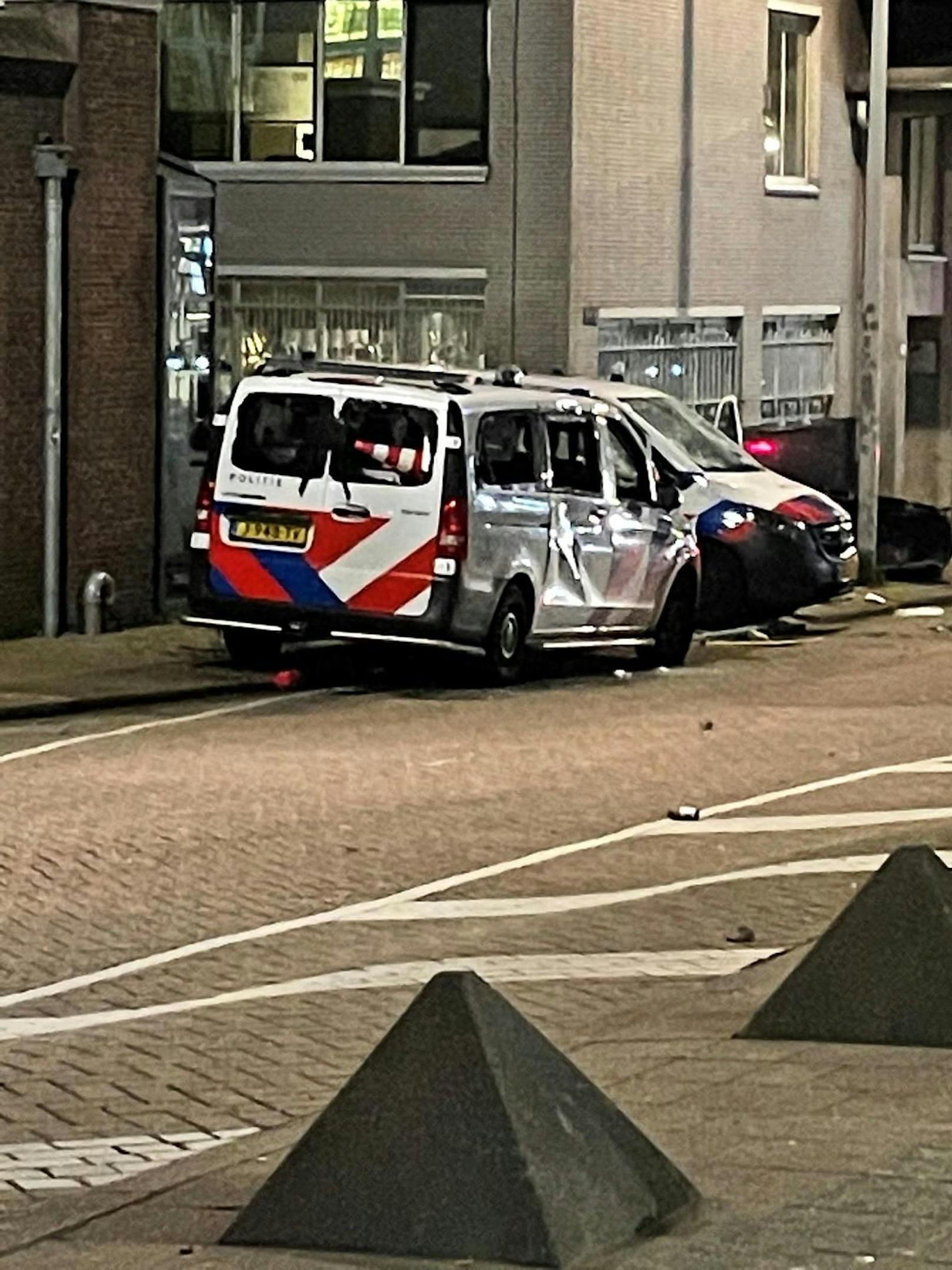 Auch Polizeiautos waren in Rotterdam Zielscheibe.